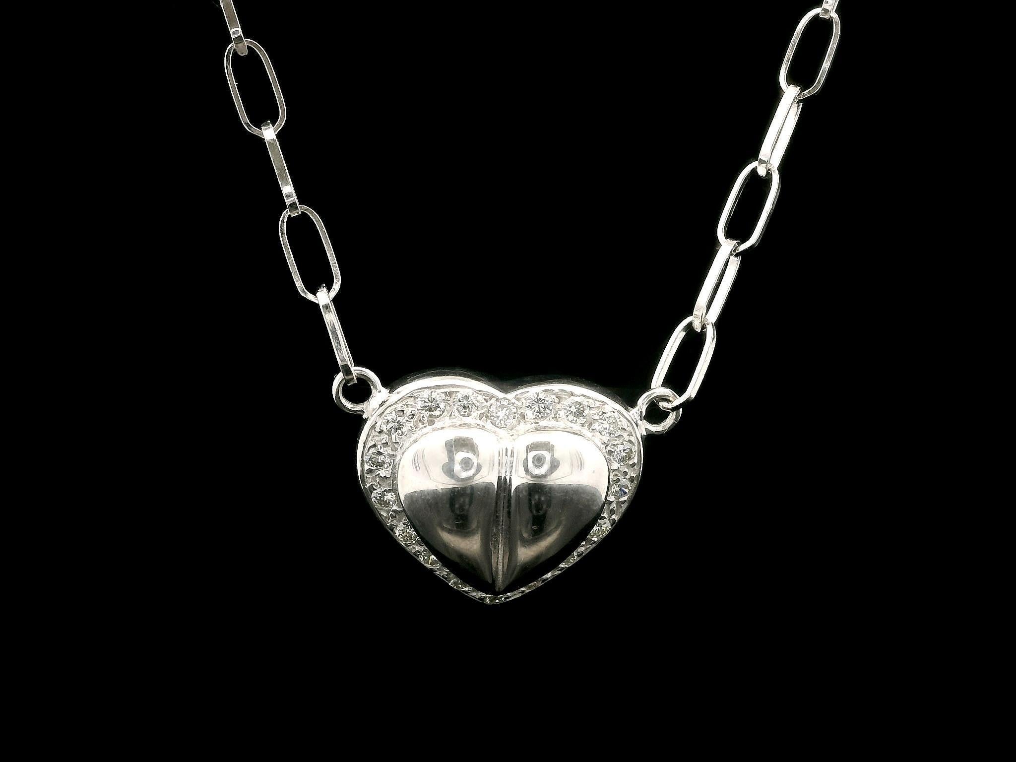 --Pierre(s) :...
(18) Diamants naturels authentiques - taille ronde et brillante - sertis en pavé - belle couleur blanc brillant - 0,27ctw (approx.)

MATERIAL : Or blanc massif 18k
Poids : 9,20 grammes
Type de chaîne : 16.5