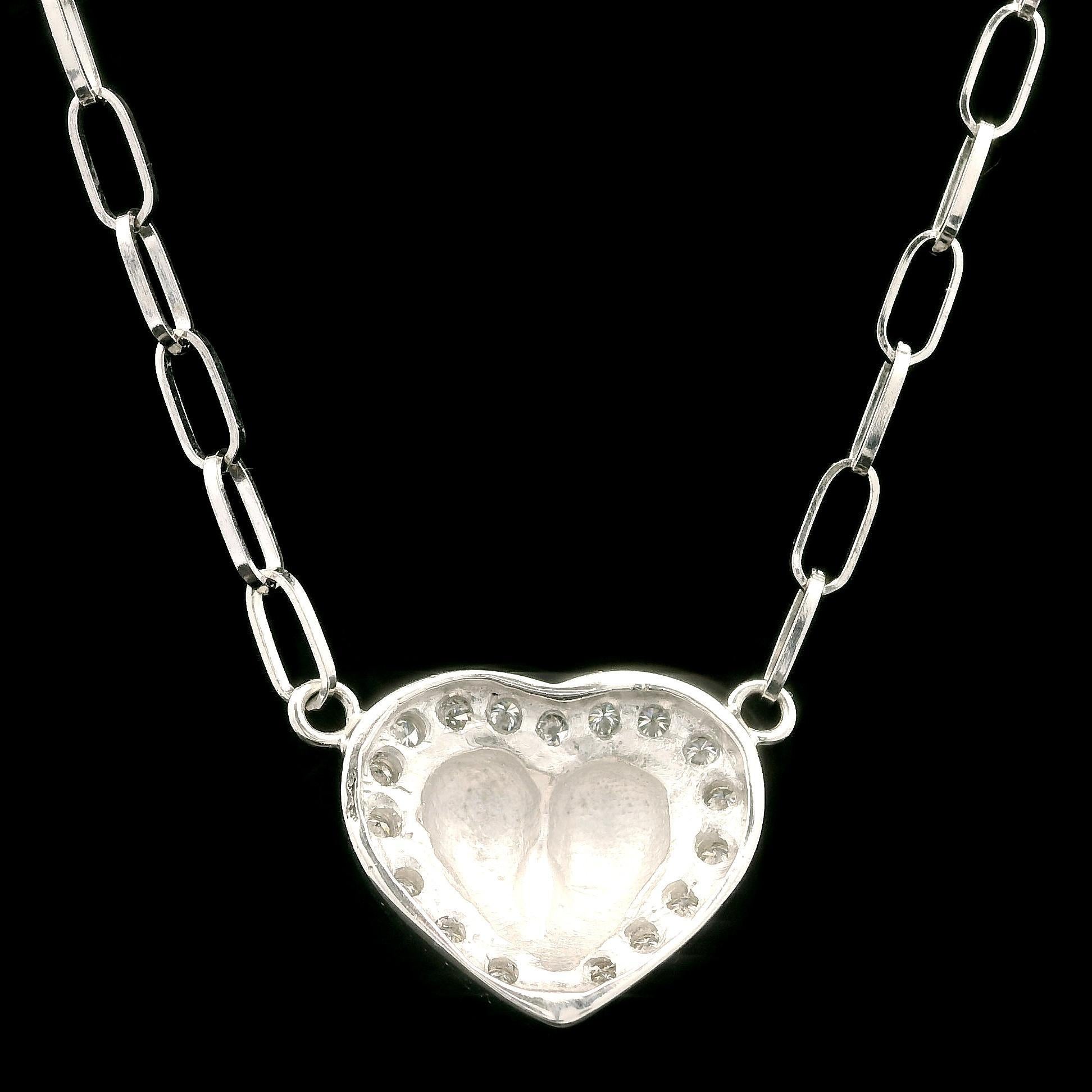 Taille brillant Pendentif cœur bombé à maillons ovales ouvert en or blanc avec diamants 0,27 carat en vente