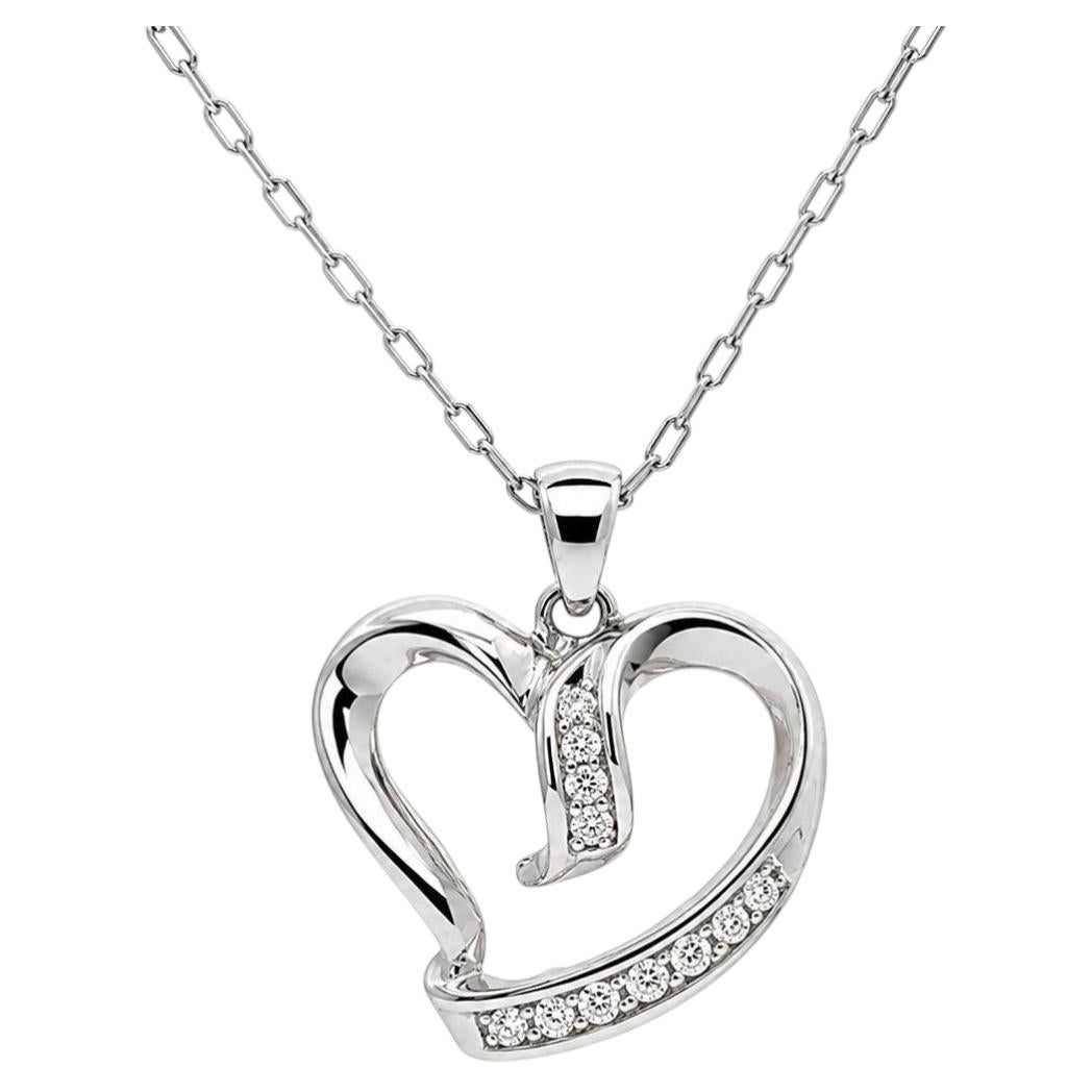Collier avec pendentif en forme de cœur ouvert en or blanc serti de diamants carrés d'un poids total de 0,35 ct, chaîne de 16"