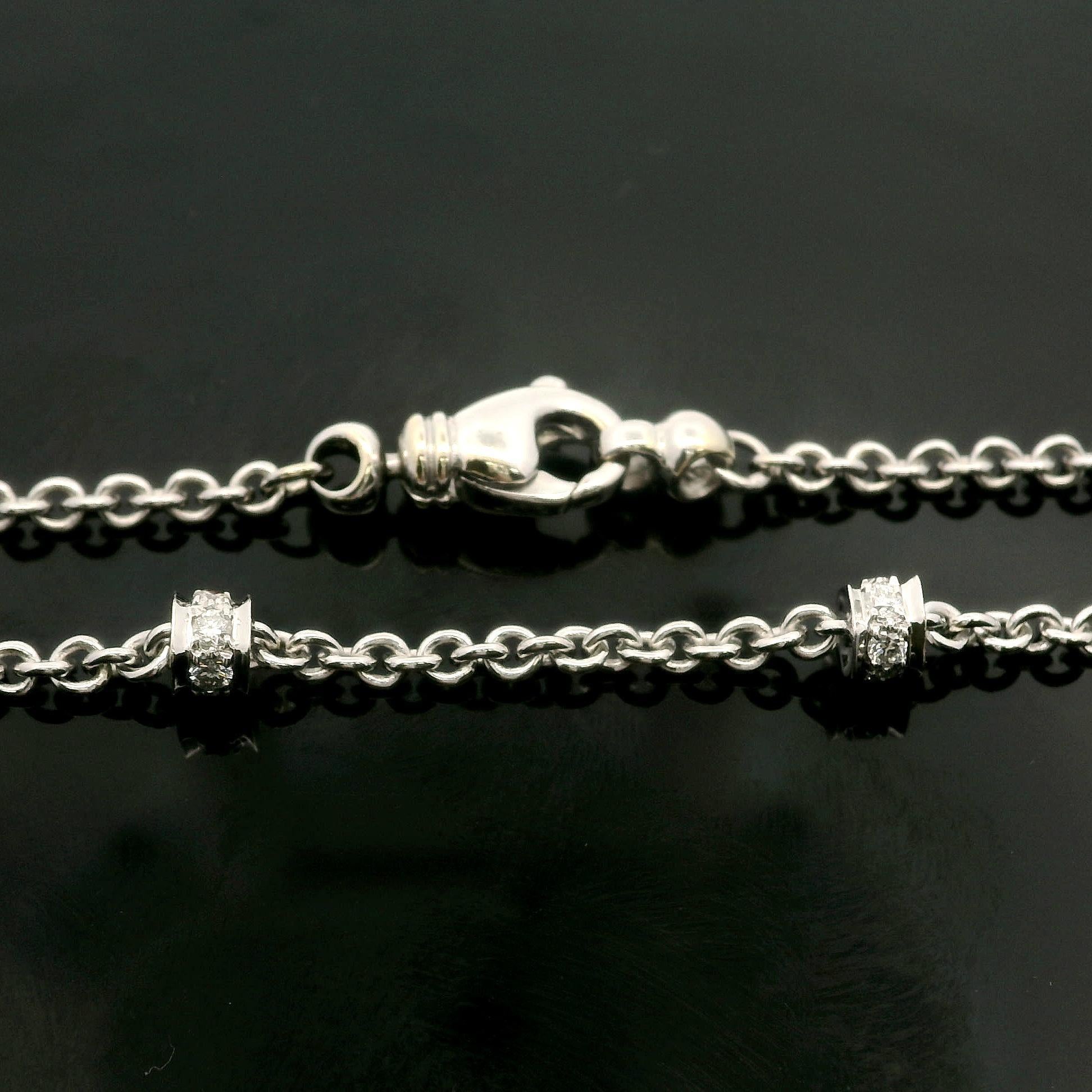--Pierre(s) :...
Nombreux diamants véritables naturels - taille ronde et brillante - sertis en pavé - belle couleur blanche - 0,40ctw (approx.)
 
MATERIAL : Chaîne en or blanc 14k massif avec stations et fermoir en or blanc 18k
Poids : 18,89
