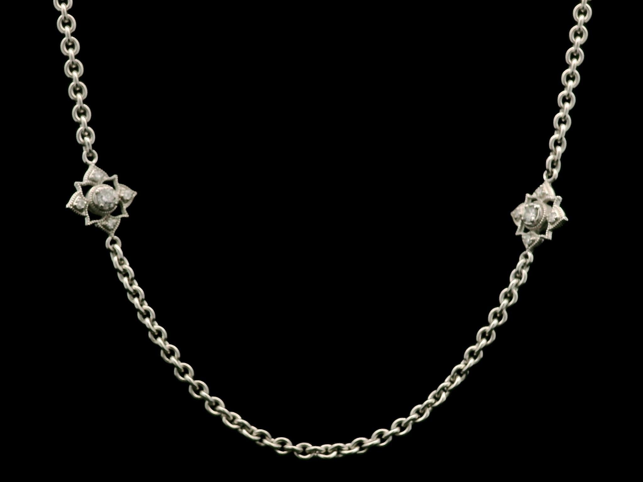 --Pietre: --
(40) Diamanti Nature autentici - Taglio rotondo Brilliante - Pave e Prong Set - Colore G/H - Purezza VS2 - 0,40ctw (circa)

Materiale: Oro bianco massiccio 18k con chiusura 14k
Peso: 7.34 grammi
Tipo di catena: 16 pollici - Maglia a