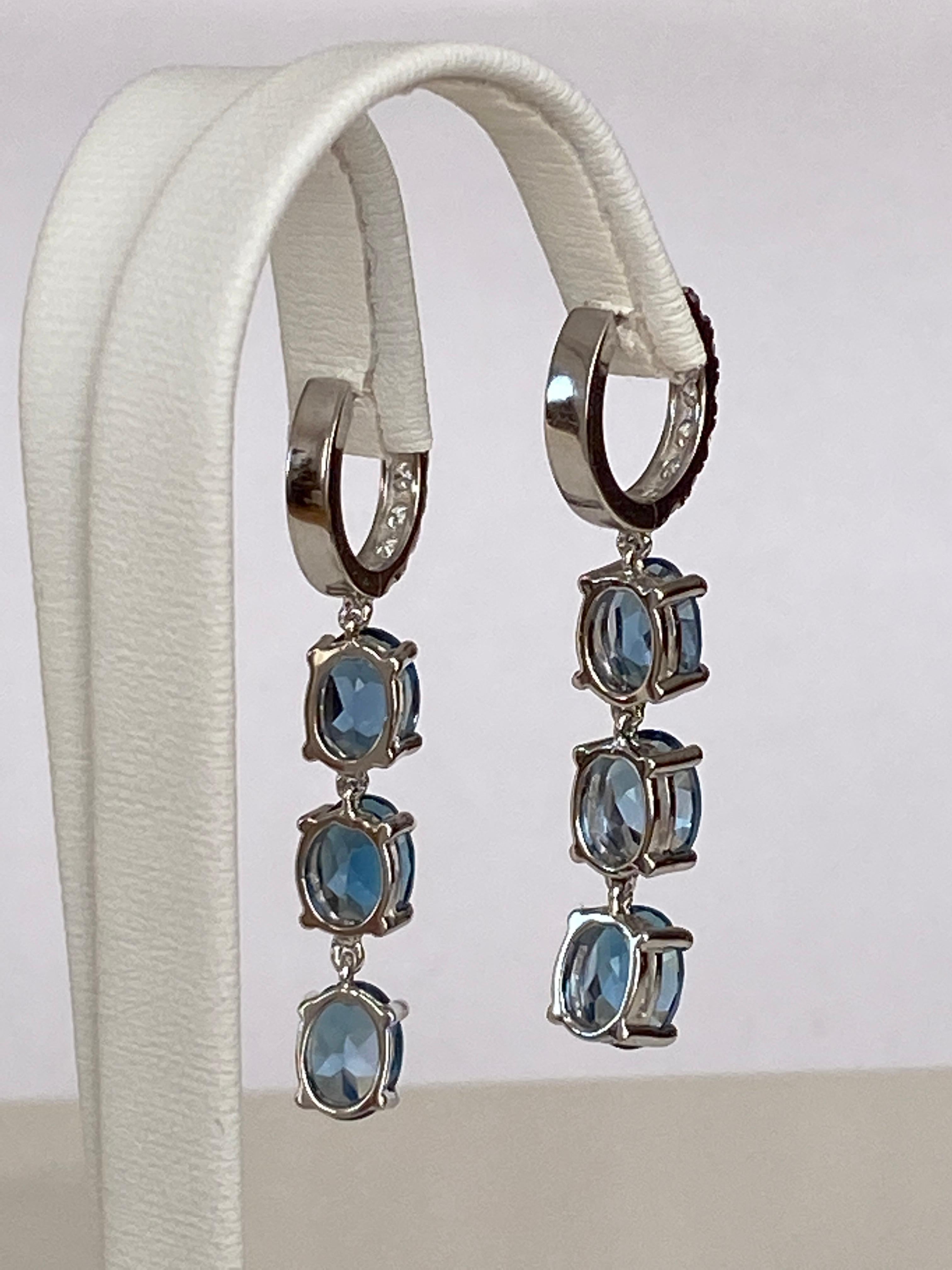 Boucles d'oreilles London Blue Topaz Diamond en or blanc 10 carats en vente 7