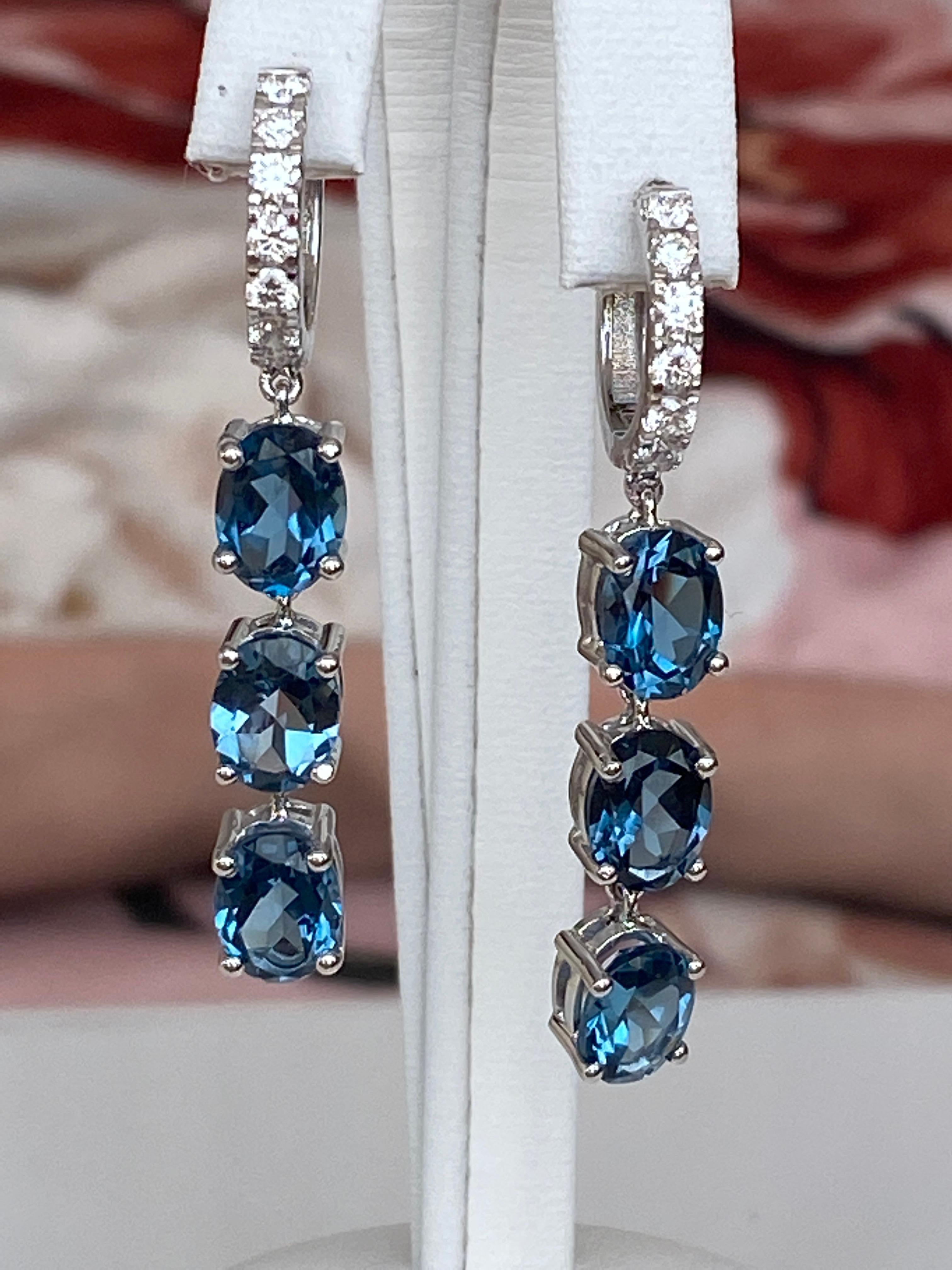 Taille ovale Boucles d'oreilles London Blue Topaz Diamond en or blanc 10 carats en vente