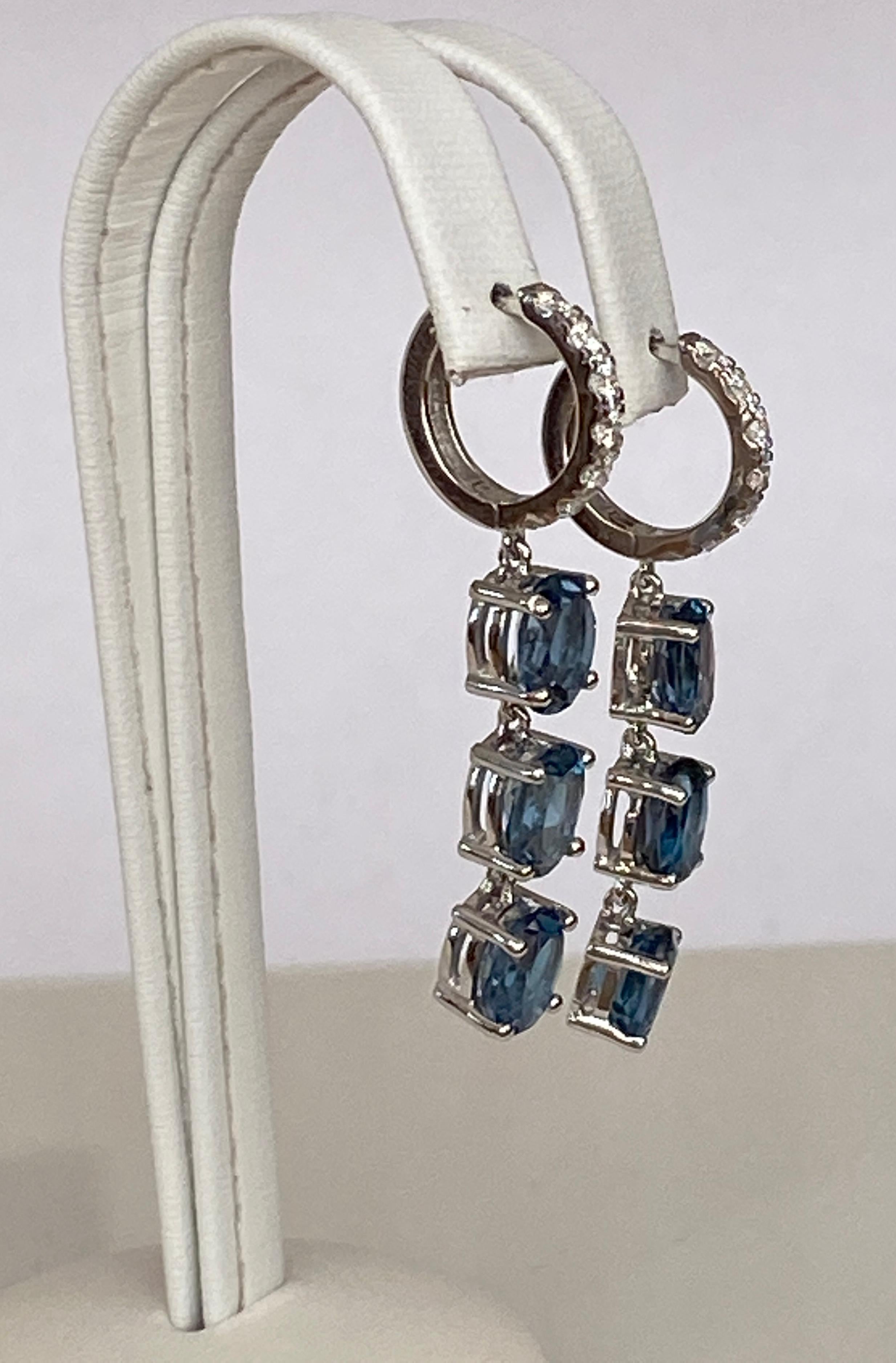 Boucles d'oreilles London Blue Topaz Diamond en or blanc 10 carats en vente 1