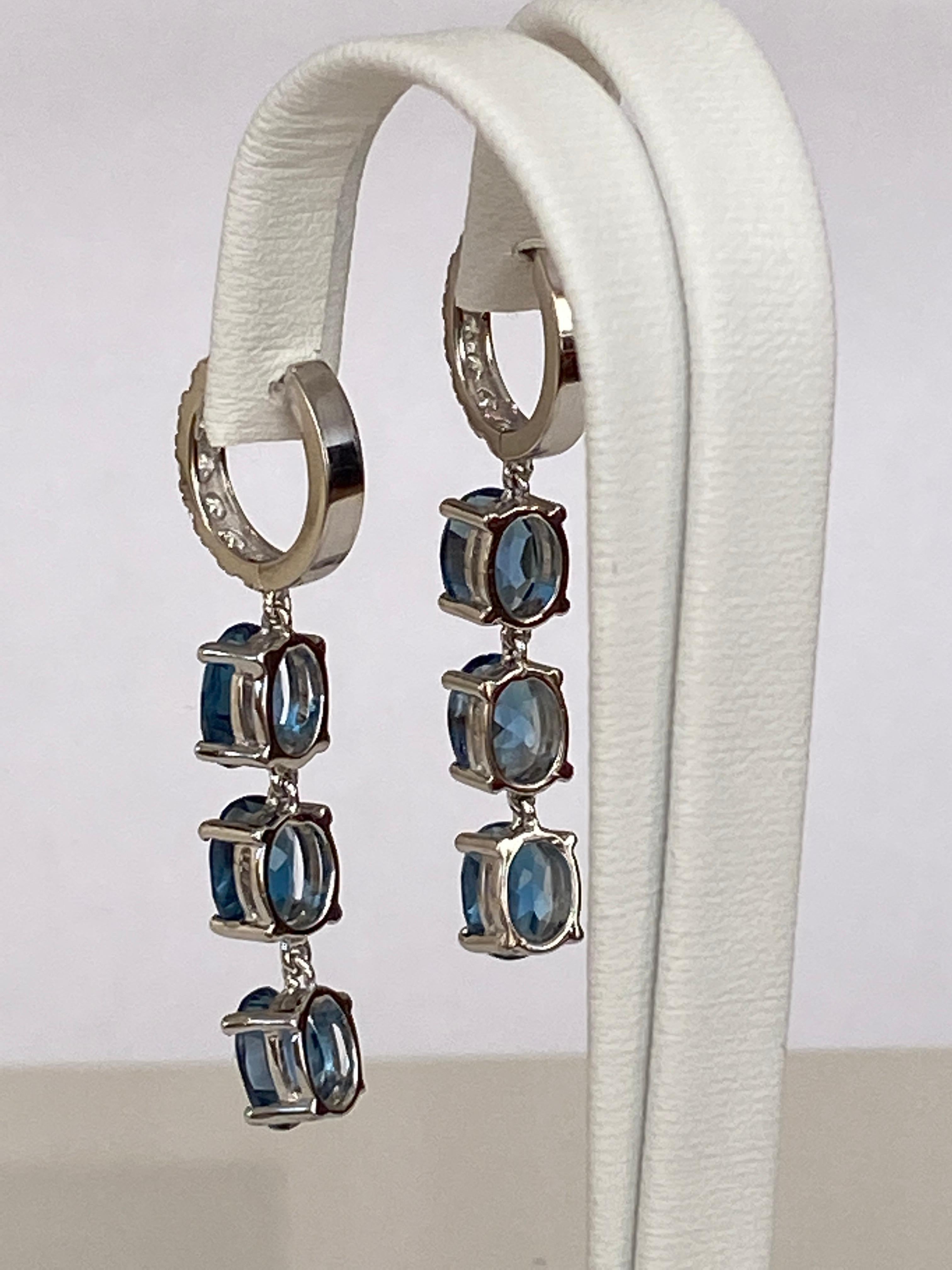 Boucles d'oreilles London Blue Topaz Diamond en or blanc 10 carats en vente 2