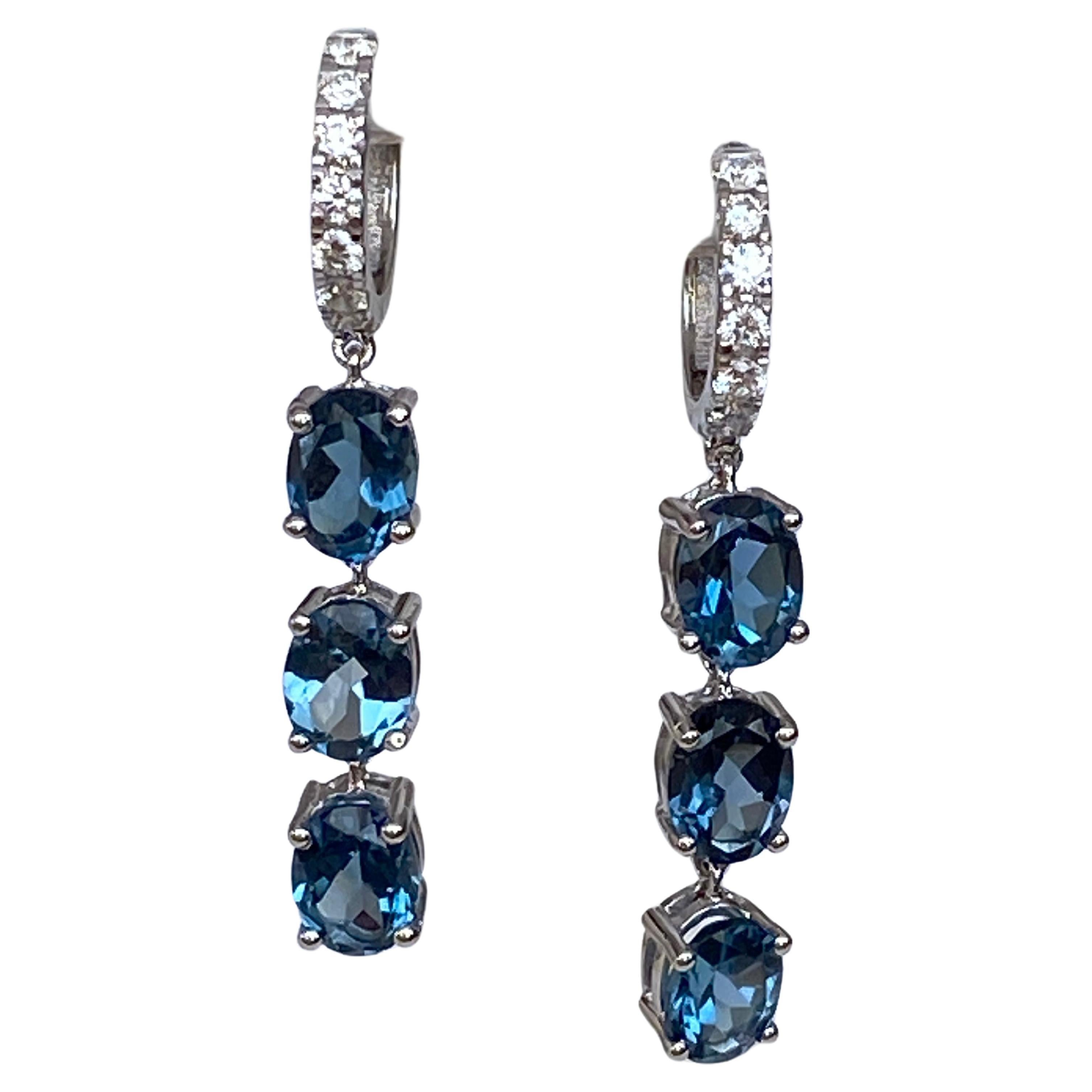 Boucles d'oreilles London Blue Topaz Diamond en or blanc 10 carats en vente