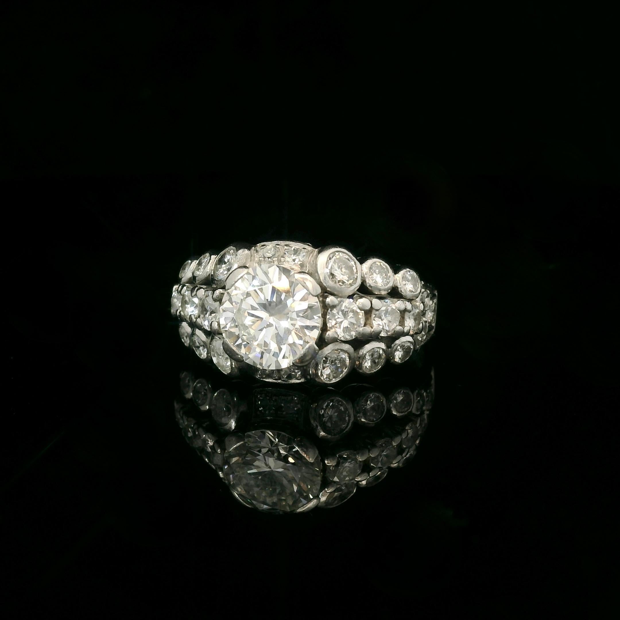 White gold 1.30 Carats diamond ring from 1951 In Good Condition For Sale In Uccle, BE