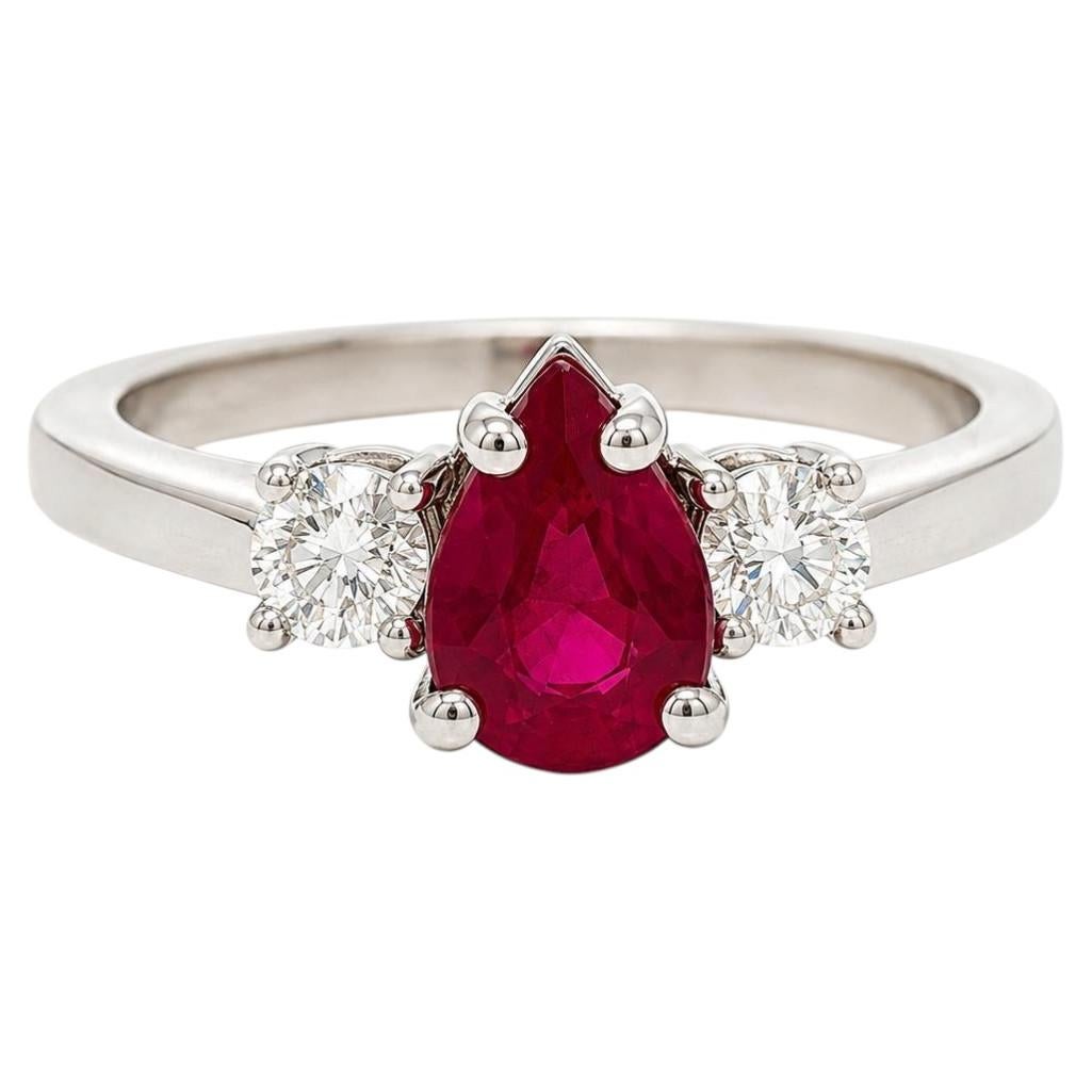 Anillo de oro blanco con un rubí rojo intenso de Birmania de 1,36 ct en total, con corte en forma de pera certificado por el GIA, y diamantes redondos a los lados