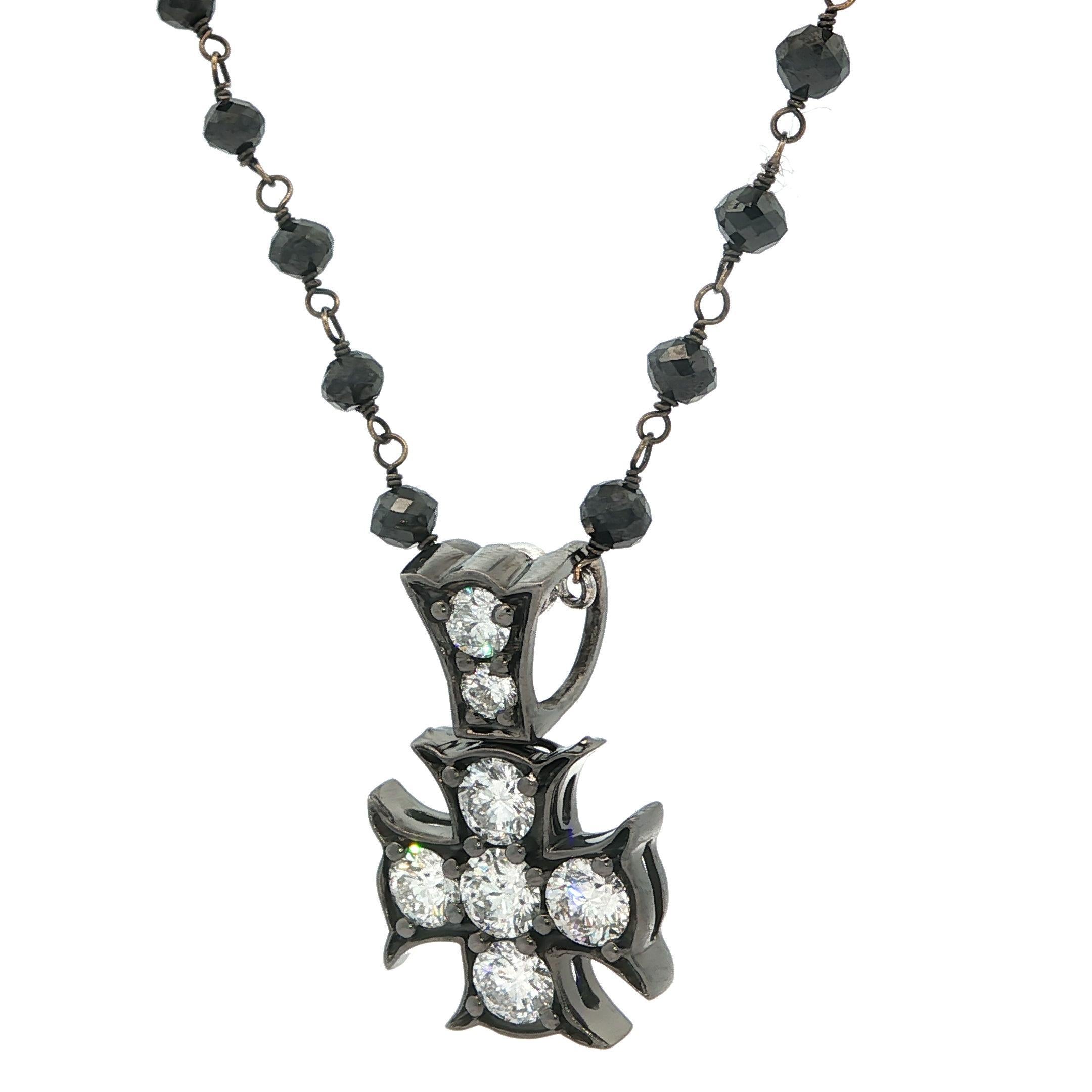 Taille brillant Collier en or blanc avec pendentif en forme de croix en diamant noir et blanc 13,78ctw en vente