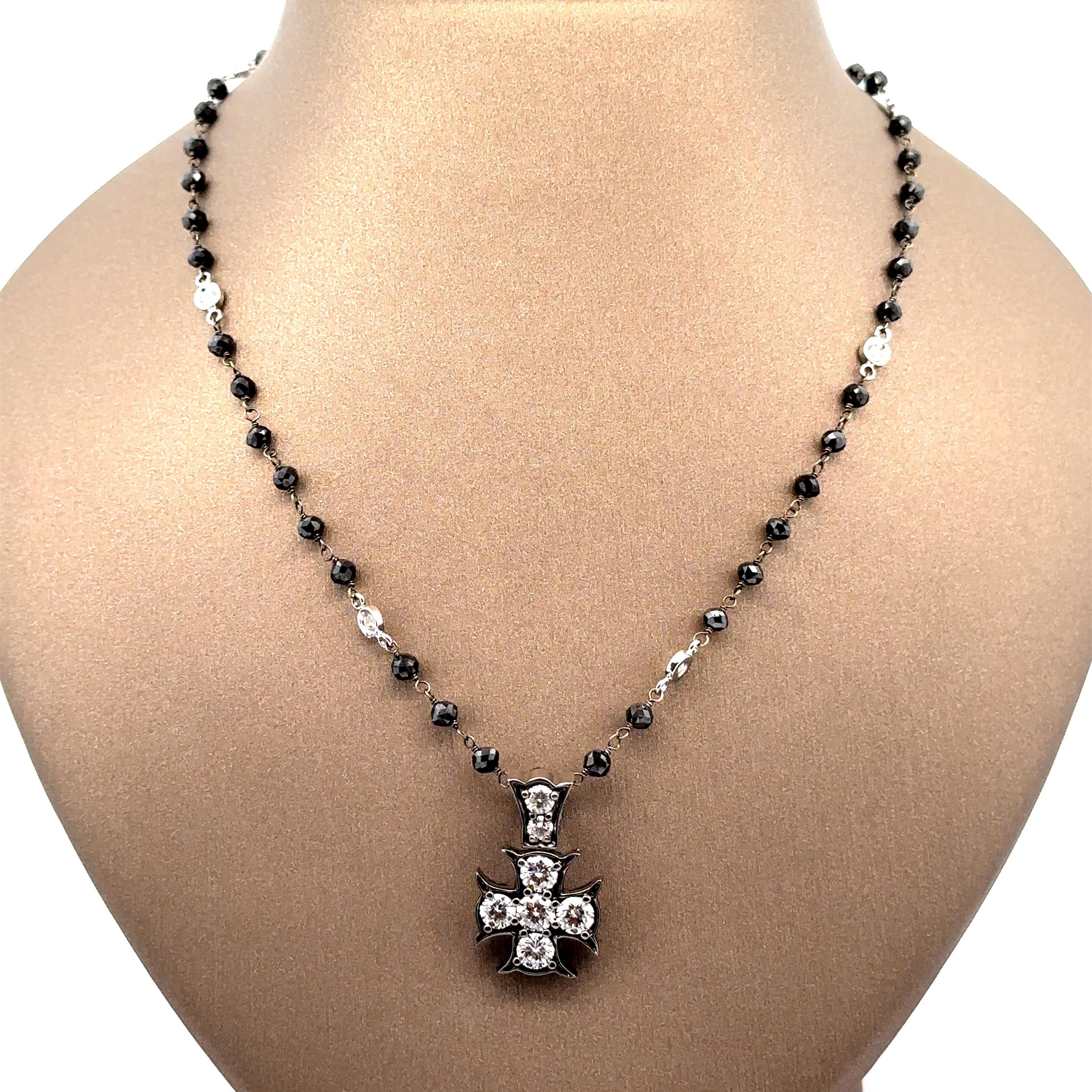 Collier en or blanc avec pendentif en forme de croix en diamant noir et blanc 13,78ctw en vente 1