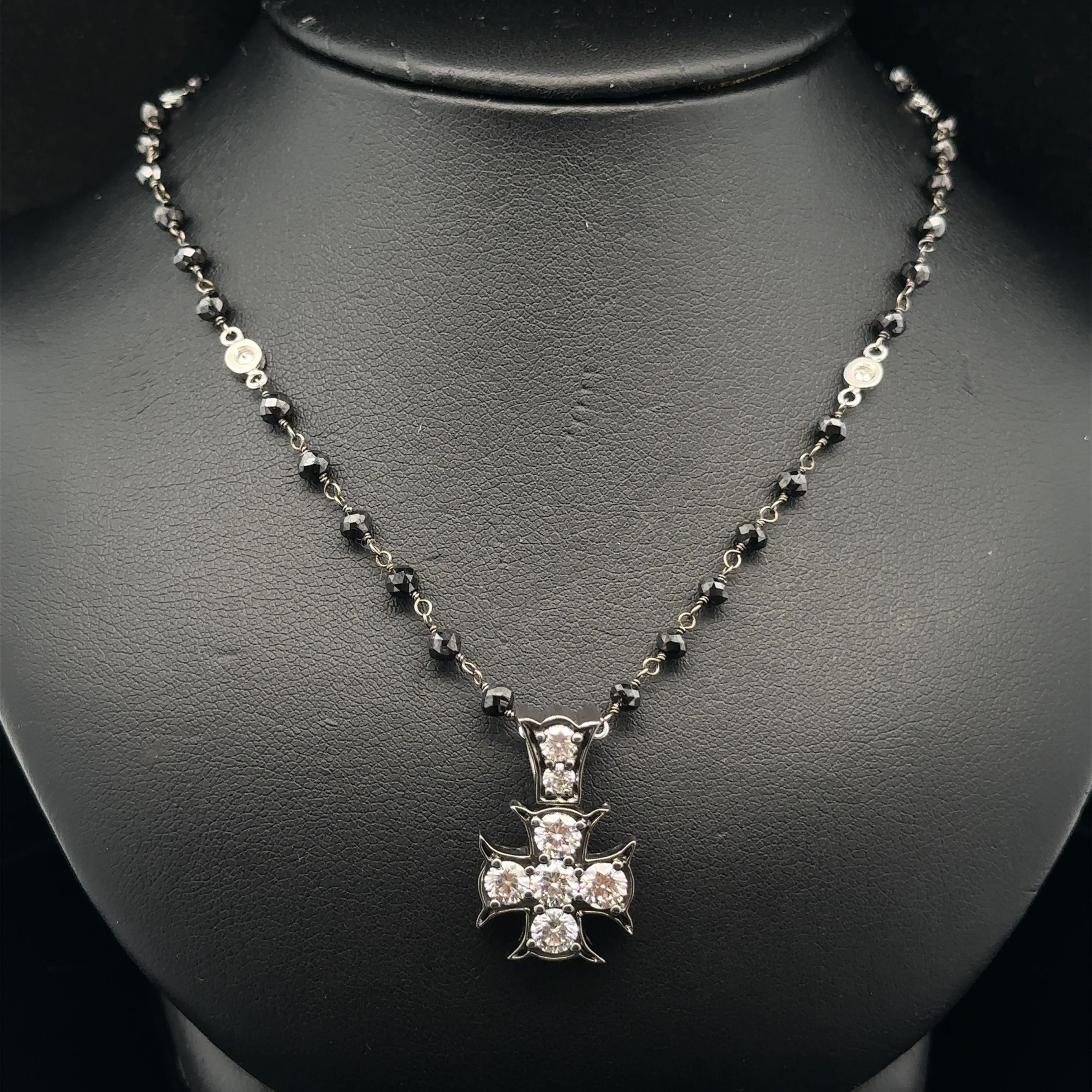 Collier en or blanc avec pendentif en forme de croix en diamant noir et blanc 13,78ctw en vente 2