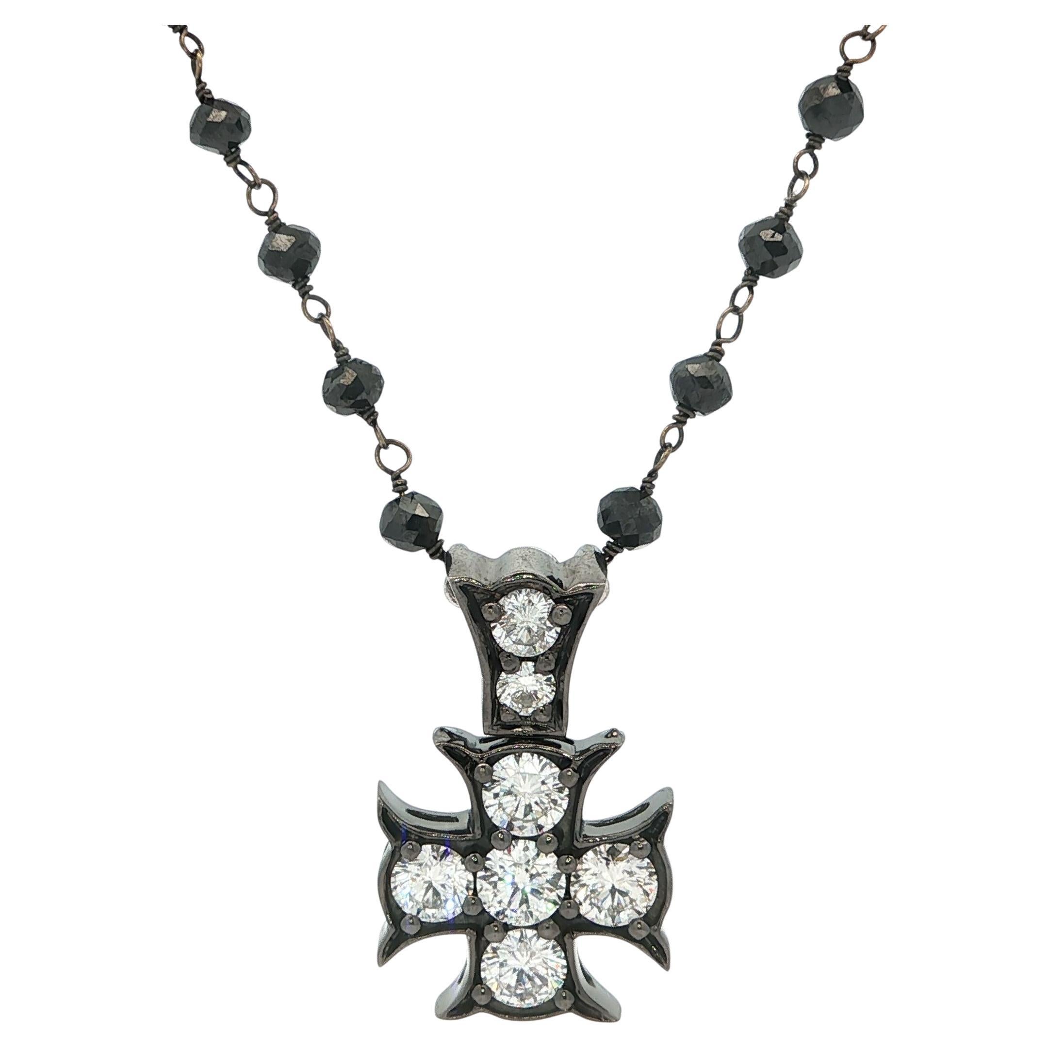 Collana con ciondolo a croce Petite in oro bianco e diamanti neri da 13,78 ct.