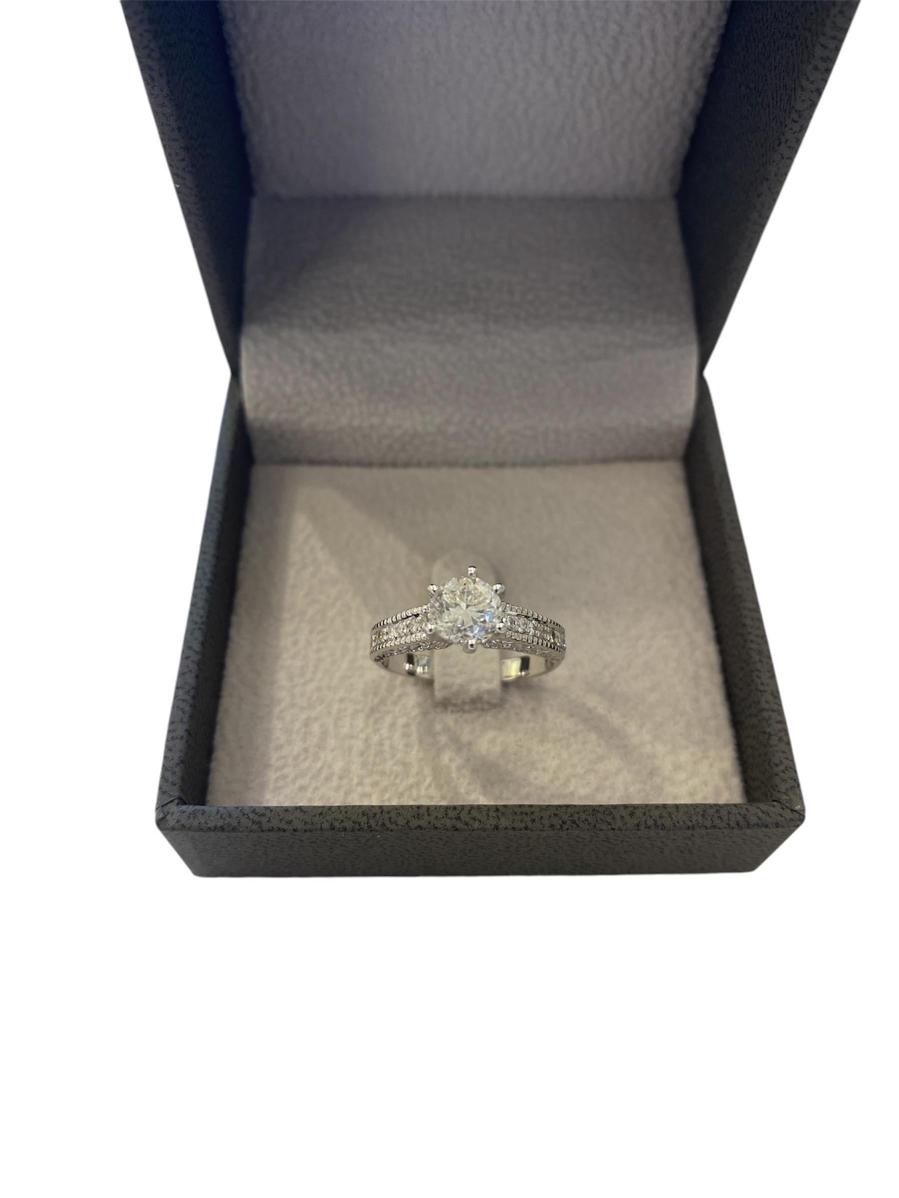 Taille brillant Bague en or blanc 14 carats avec diamant central de 1 carat en vente