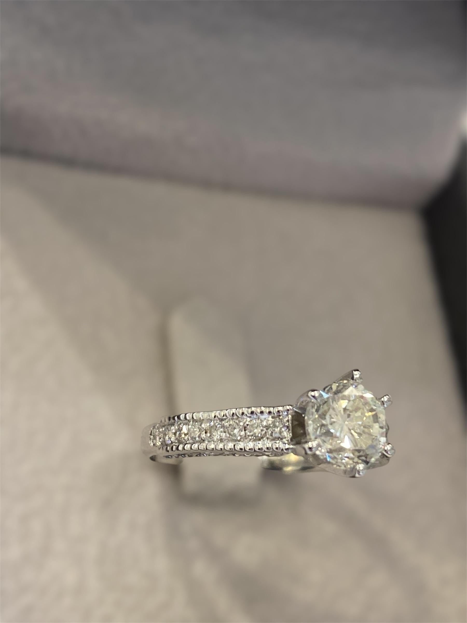 Bague en or blanc 14 carats avec diamant central de 1 carat Neuf - En vente à Tel Aviv, IL