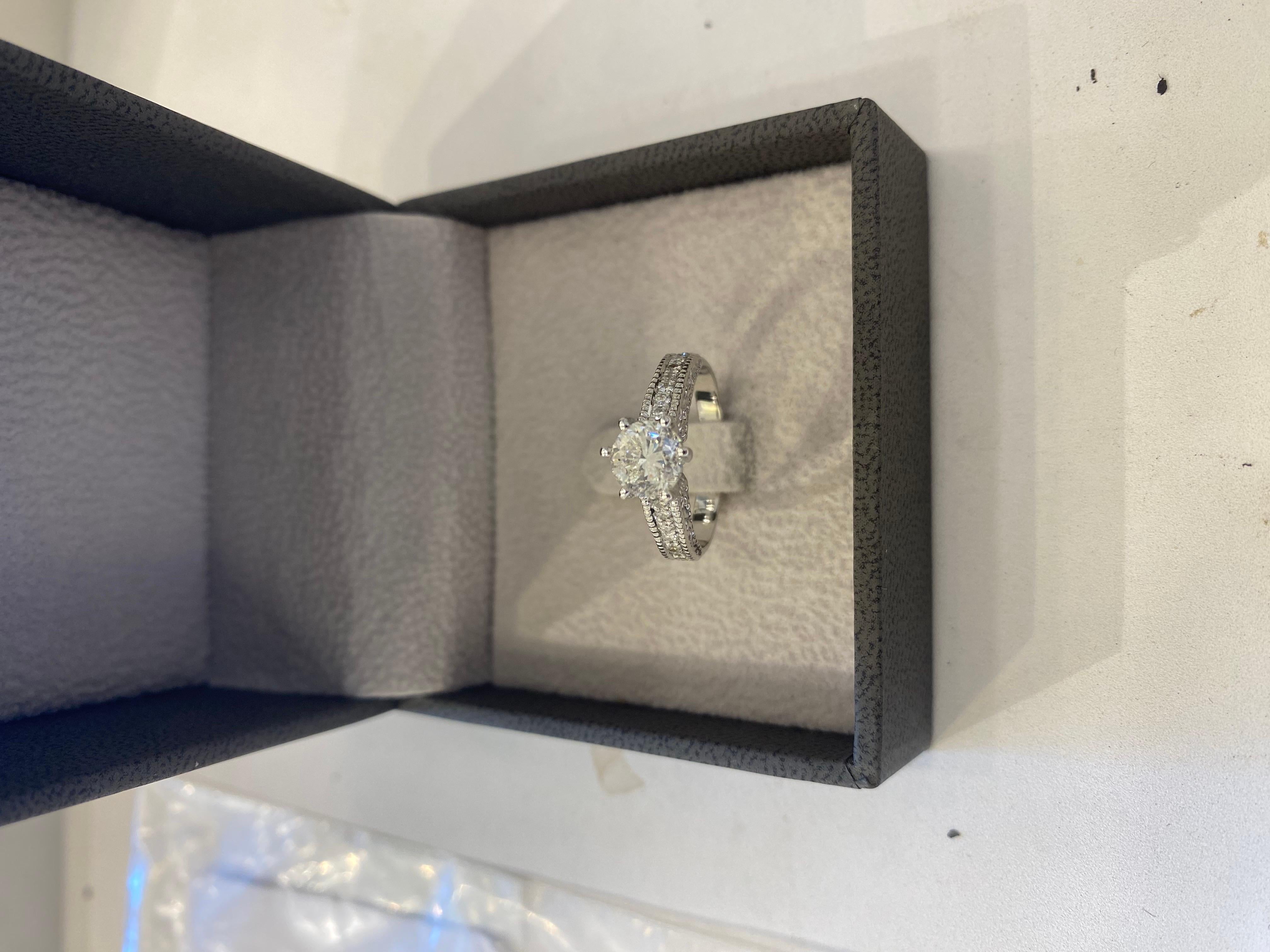 Bague en or blanc 14 carats avec diamant central de 1 carat en vente 1