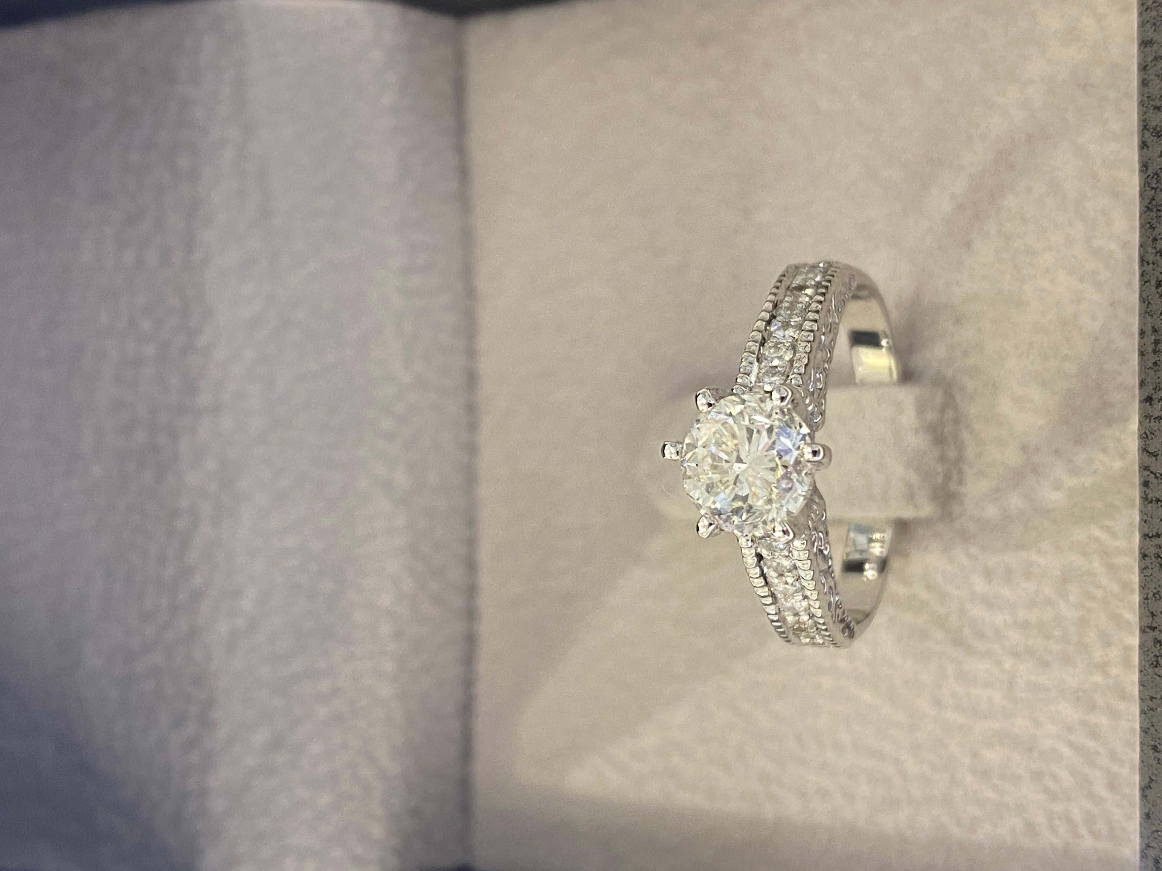 Bague en or blanc 14 carats avec diamant central de 1 carat en vente 2