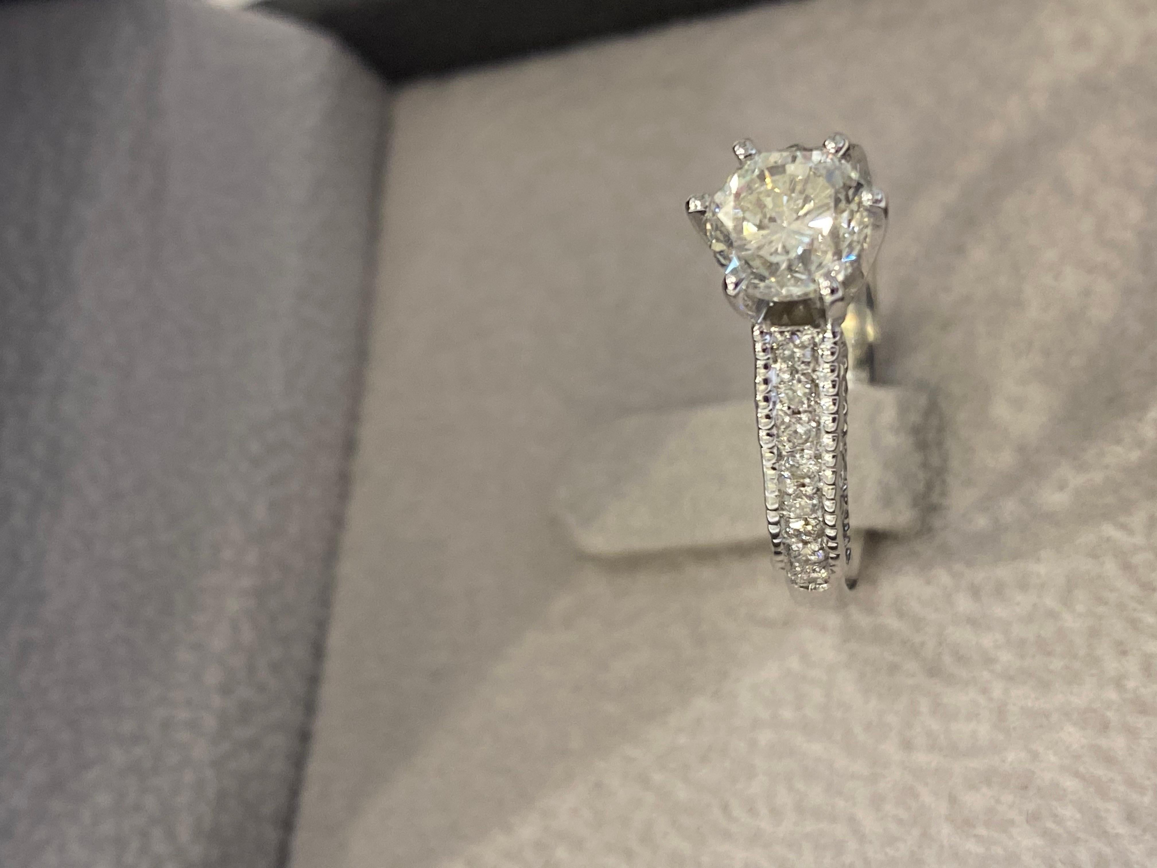 Bague en or blanc 14 carats avec diamant central de 1 carat en vente 3