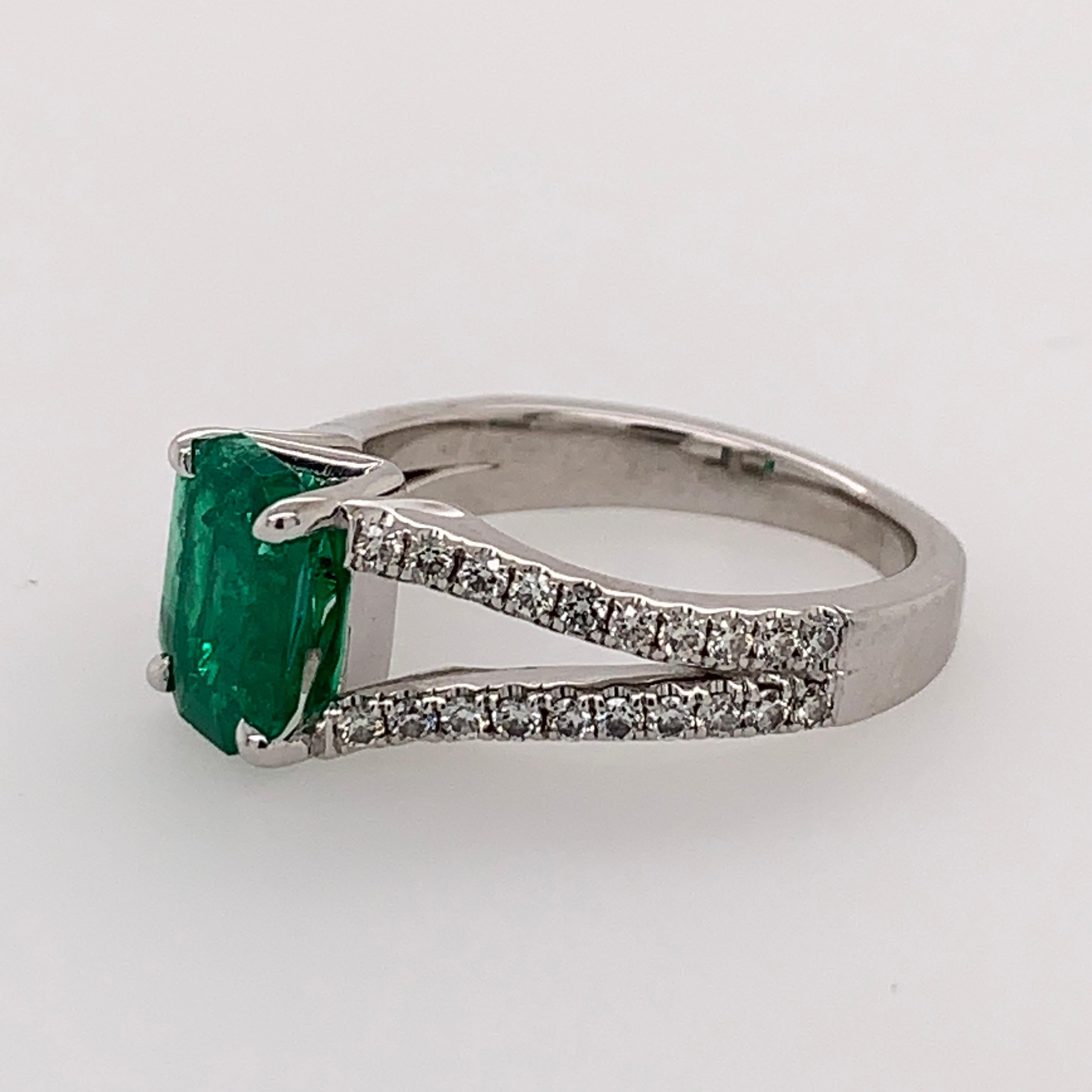 White Gold 1.70 Carat Natural Green Emerald and Diamond Engagement Ring Gemstone In Good Condition In Los Angeles, CA