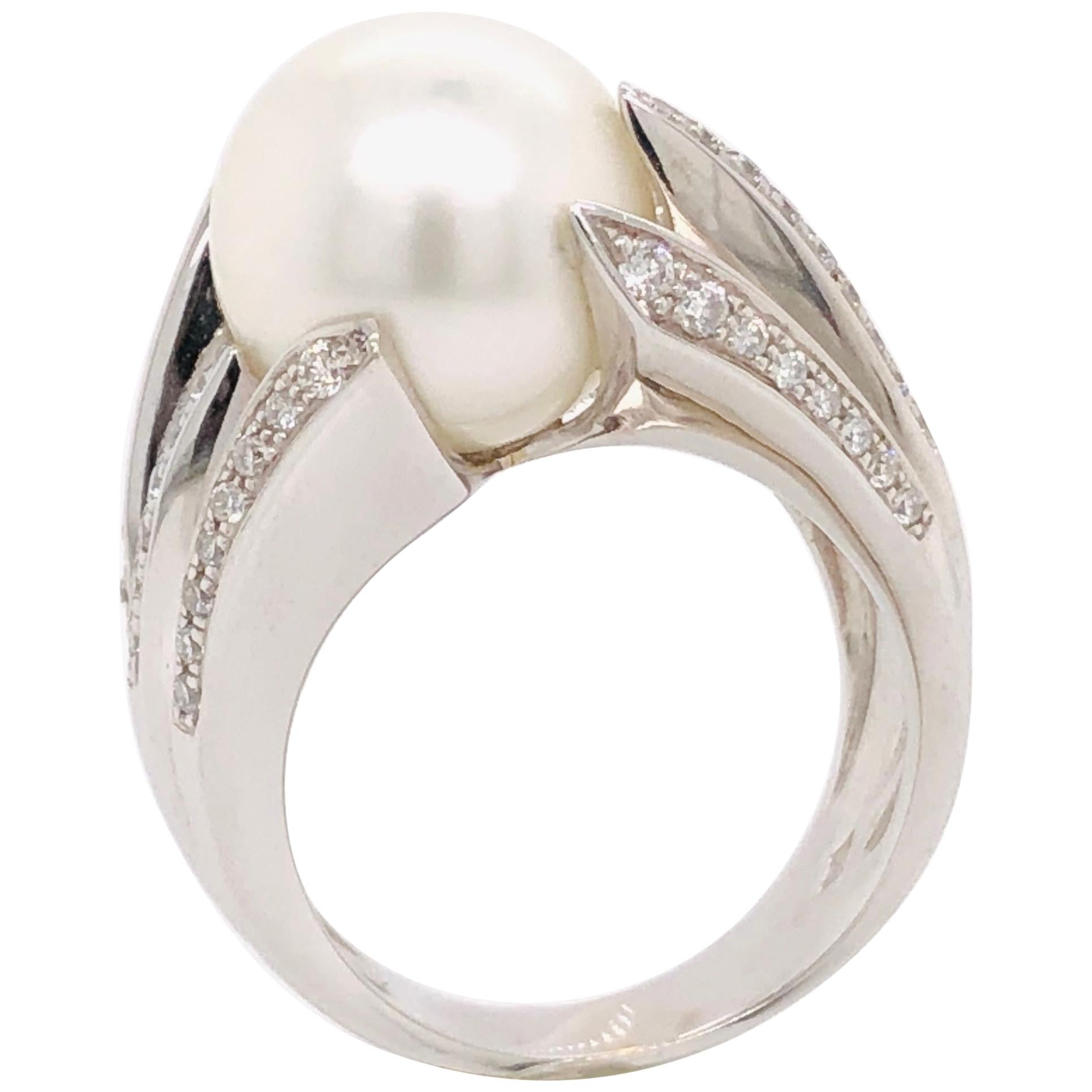 White Cultured Pearl and White Diamonds Ring.
White Gold 18 Carat
Cultured Pearl 2,47
Diamonds 0,40
French Size : 54
US Sise : 6 3/4
British Size : N
Weight of gold : 12.06