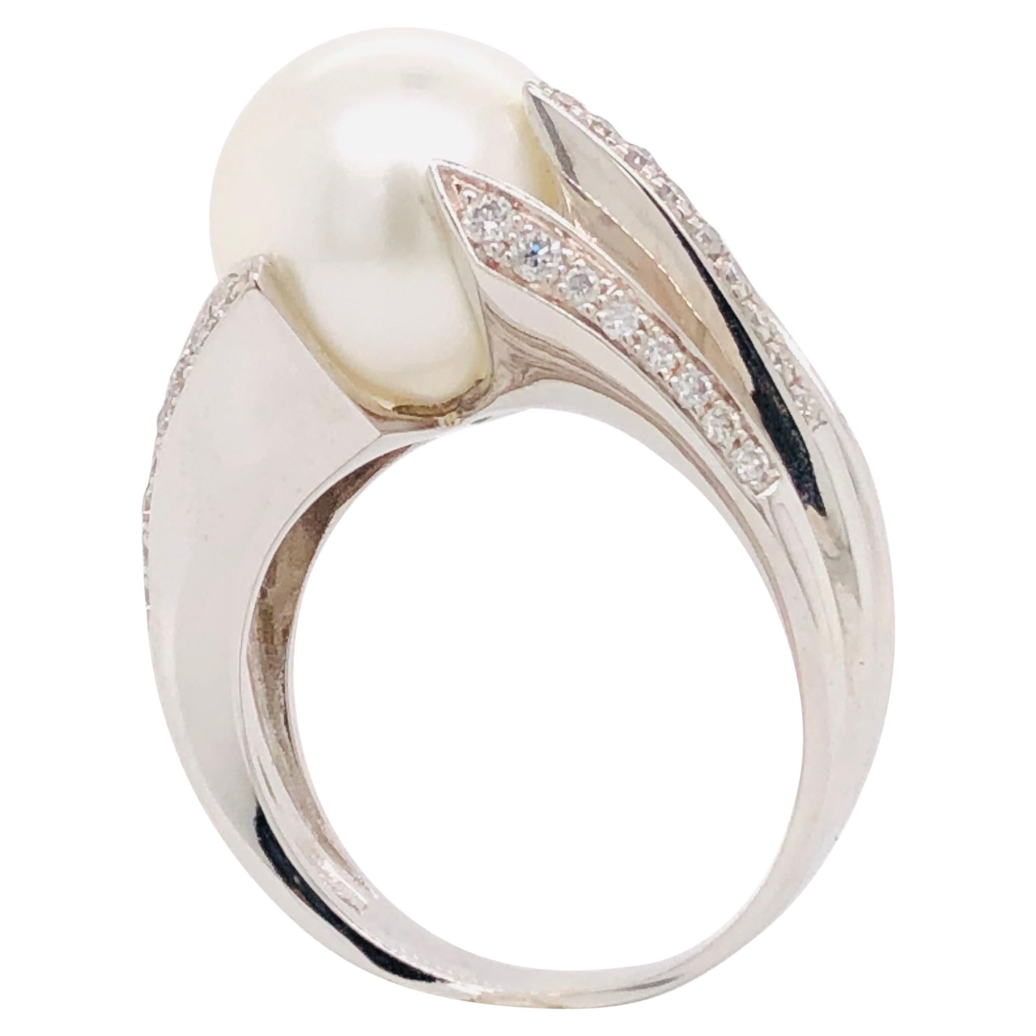 Magnificent ring in 18 carat white gold, highlighting a sparkling white cultured pearl accompanied by a sumptuous pavé of white diamonds. This exquisite piece embodies timeless elegance and refined sparkle.

The cultured pearl, with an impressive