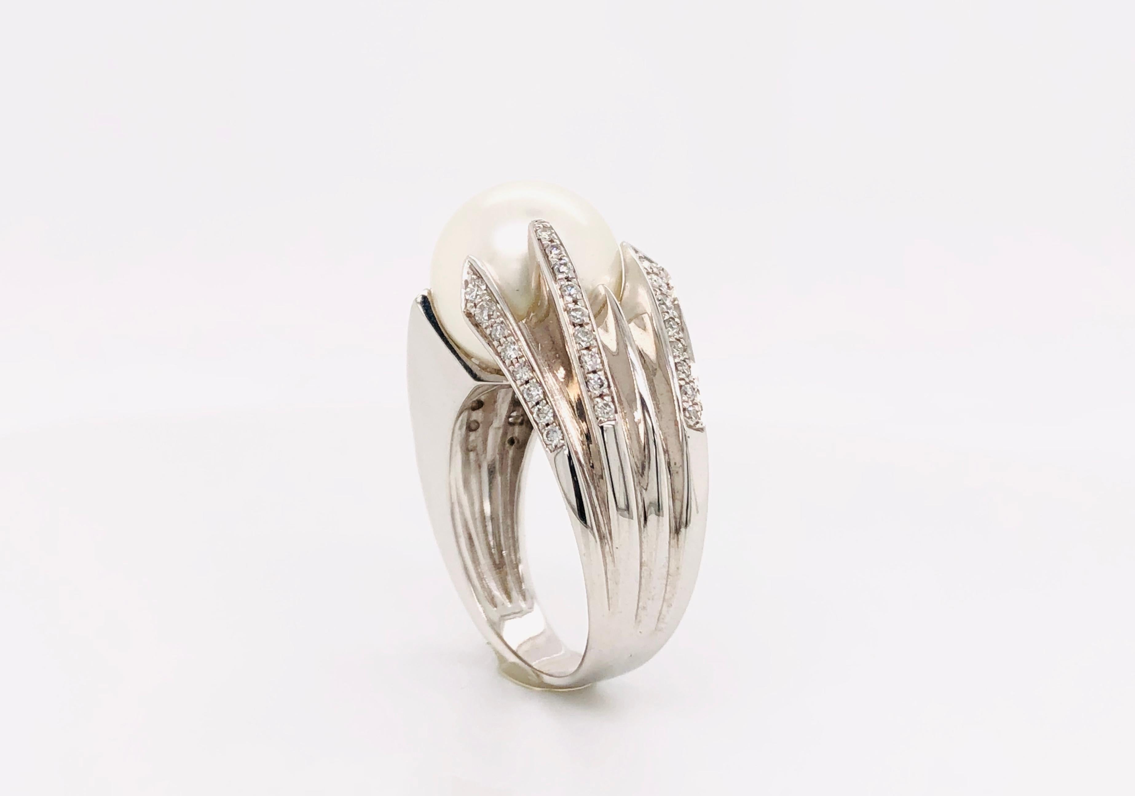 Brilliant Cut Ring Cultured Pearl White Diamonds White Gold 18 Karat For Sale