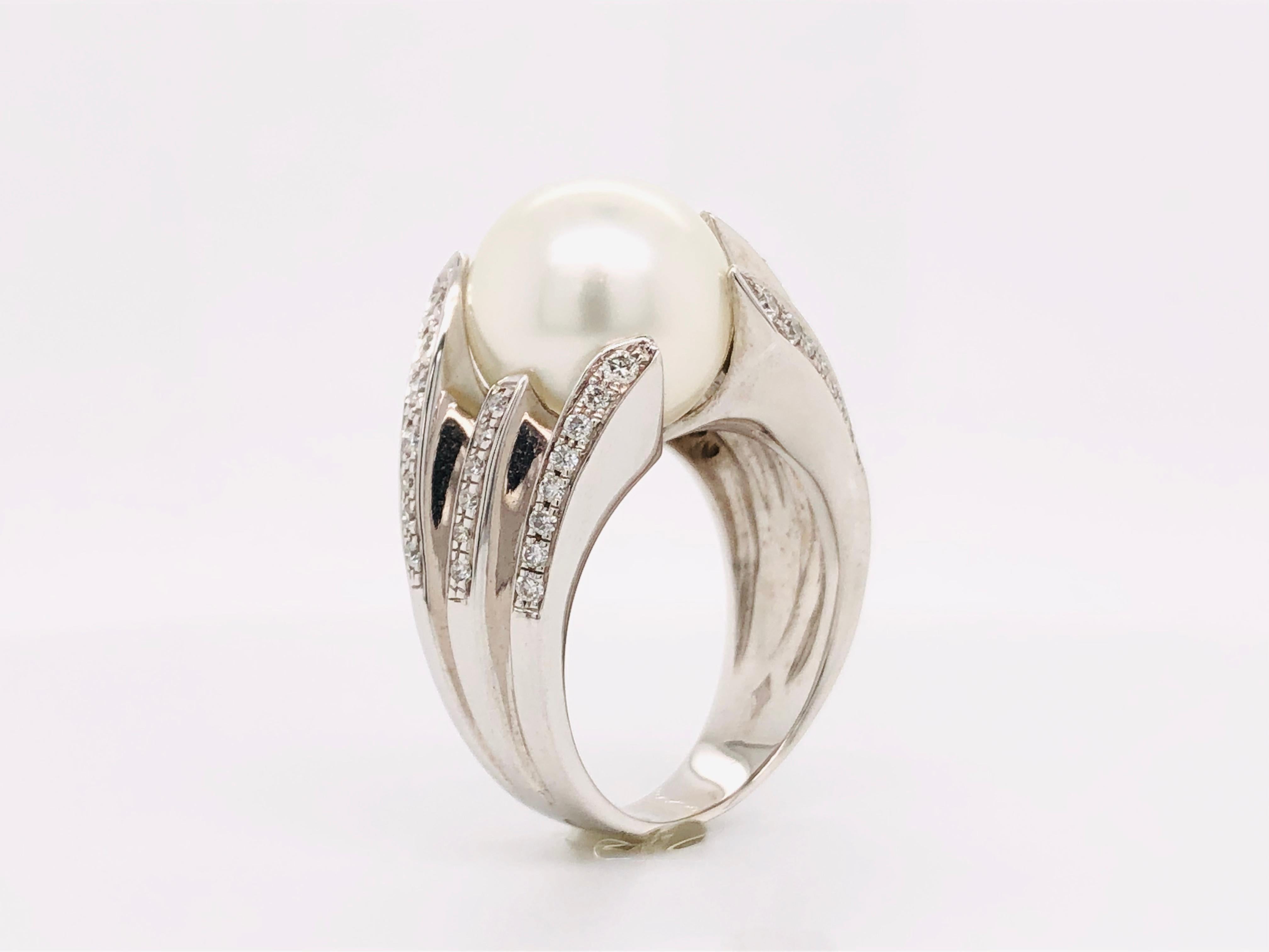 White Gold 18 Carat, Cultured Pearl and White Diamonds Ring In New Condition In Vannes, FR