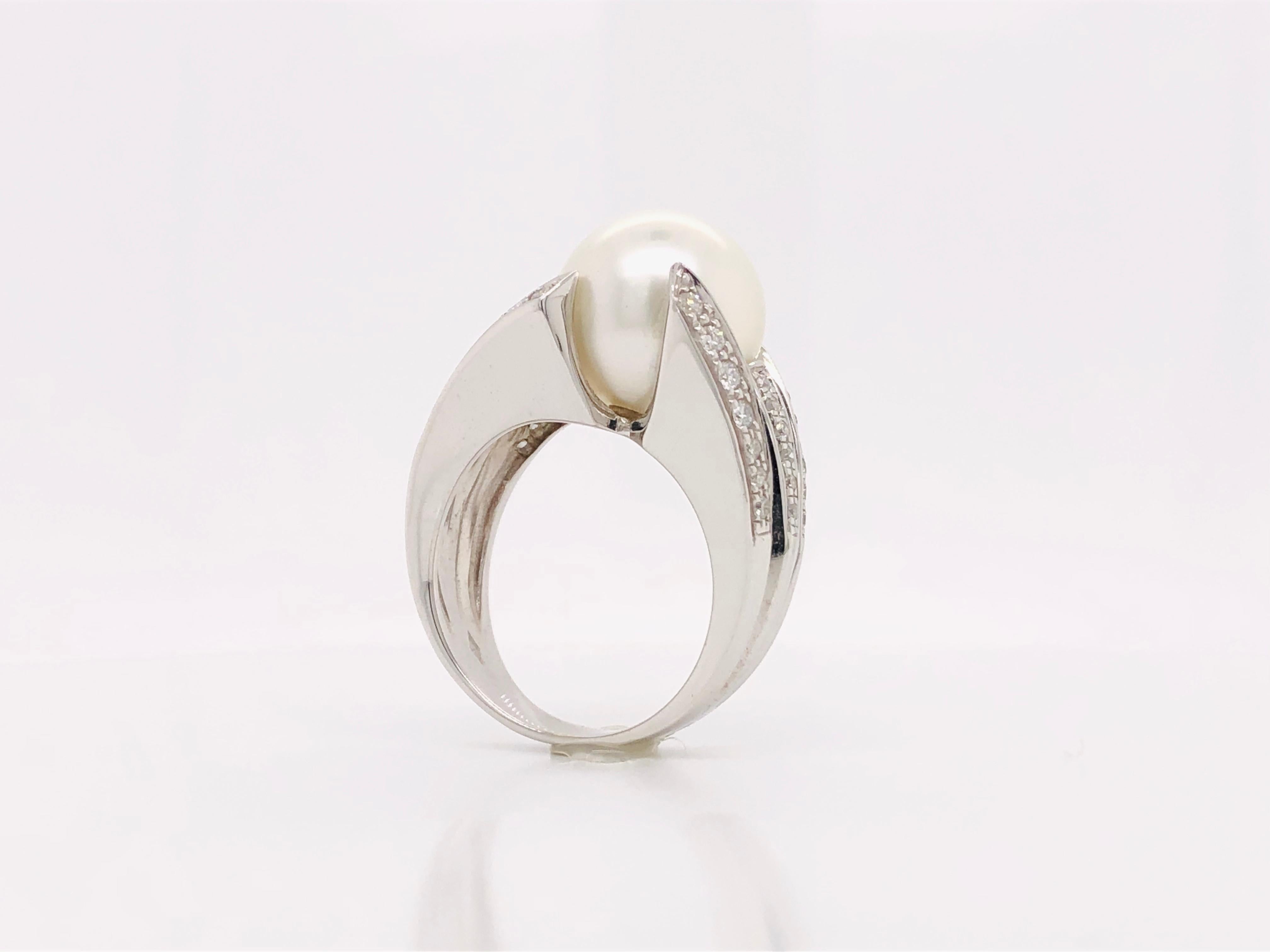 Women's Ring Cultured Pearl White Diamonds White Gold 18 Karat For Sale