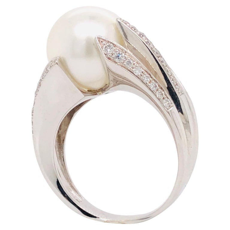 White Gold 18 Carat, Cultured Pearl and White Diamonds Ring For Sale at