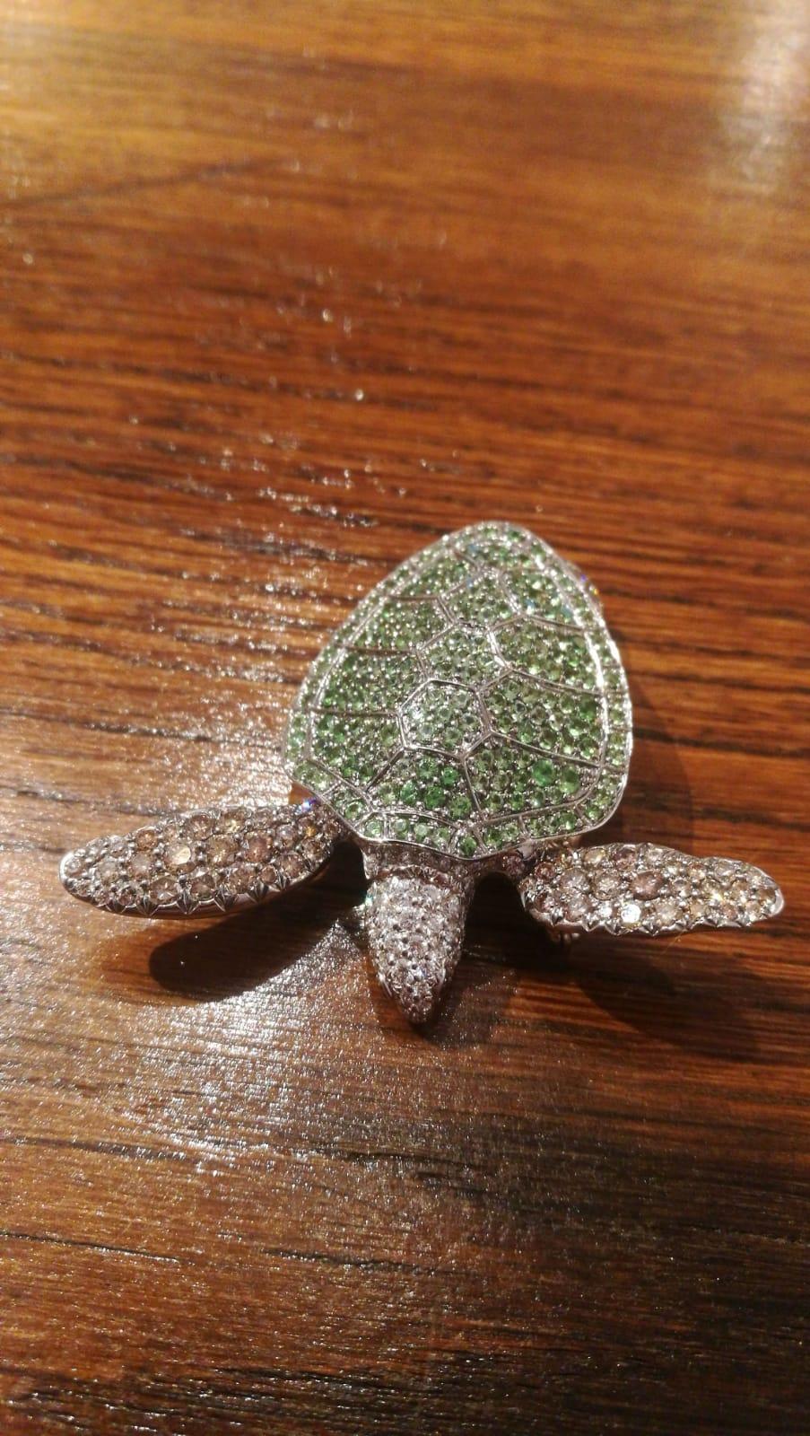 White Gold 18 Carat Tortoise Brooche with Tsavorite and Diamonds In Excellent Condition For Sale In Vienna, AT