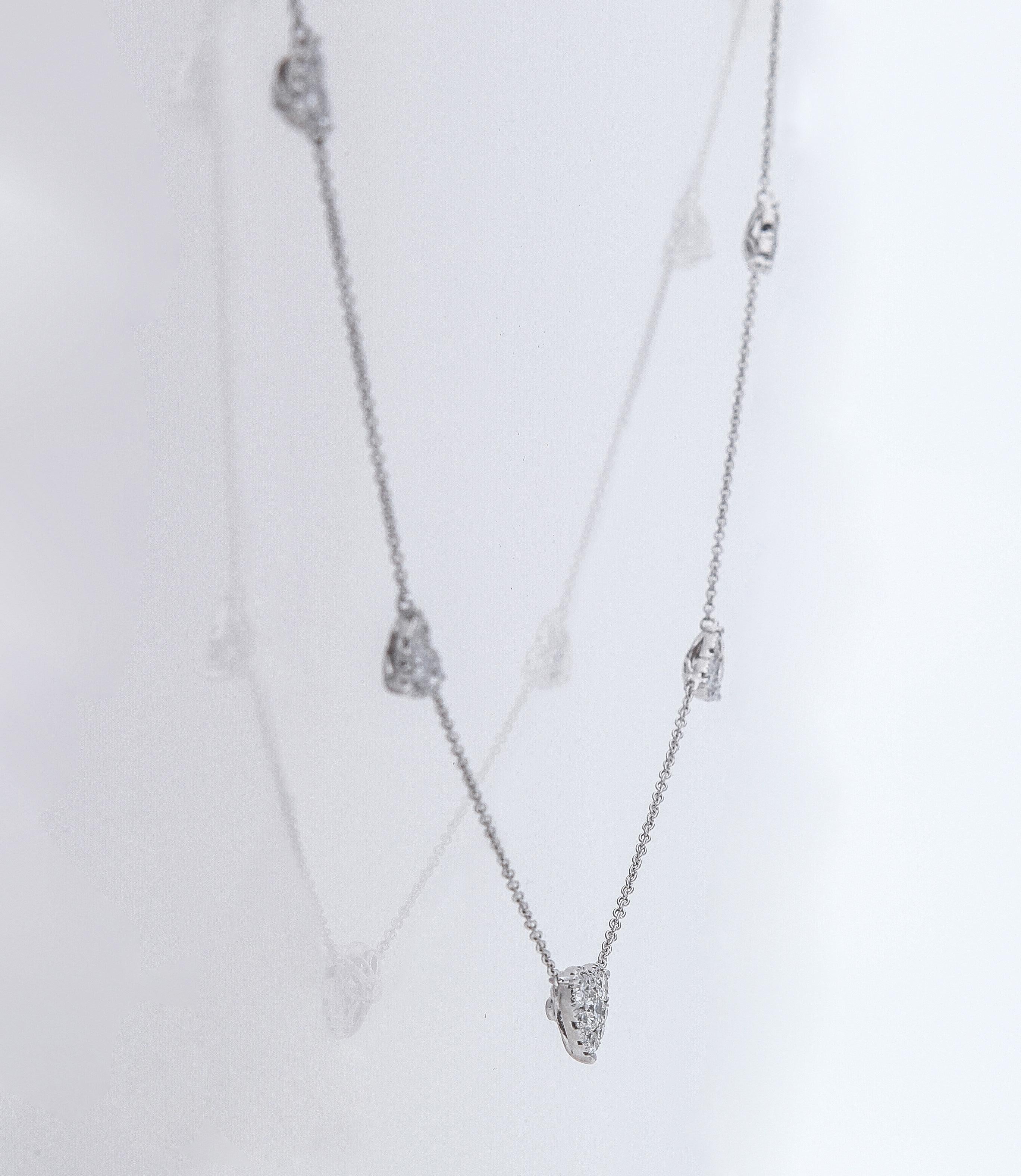 Chaîne collier en or blanc 18 carats avec cinq pendentifs en forme de cœur et diamants en vente 4