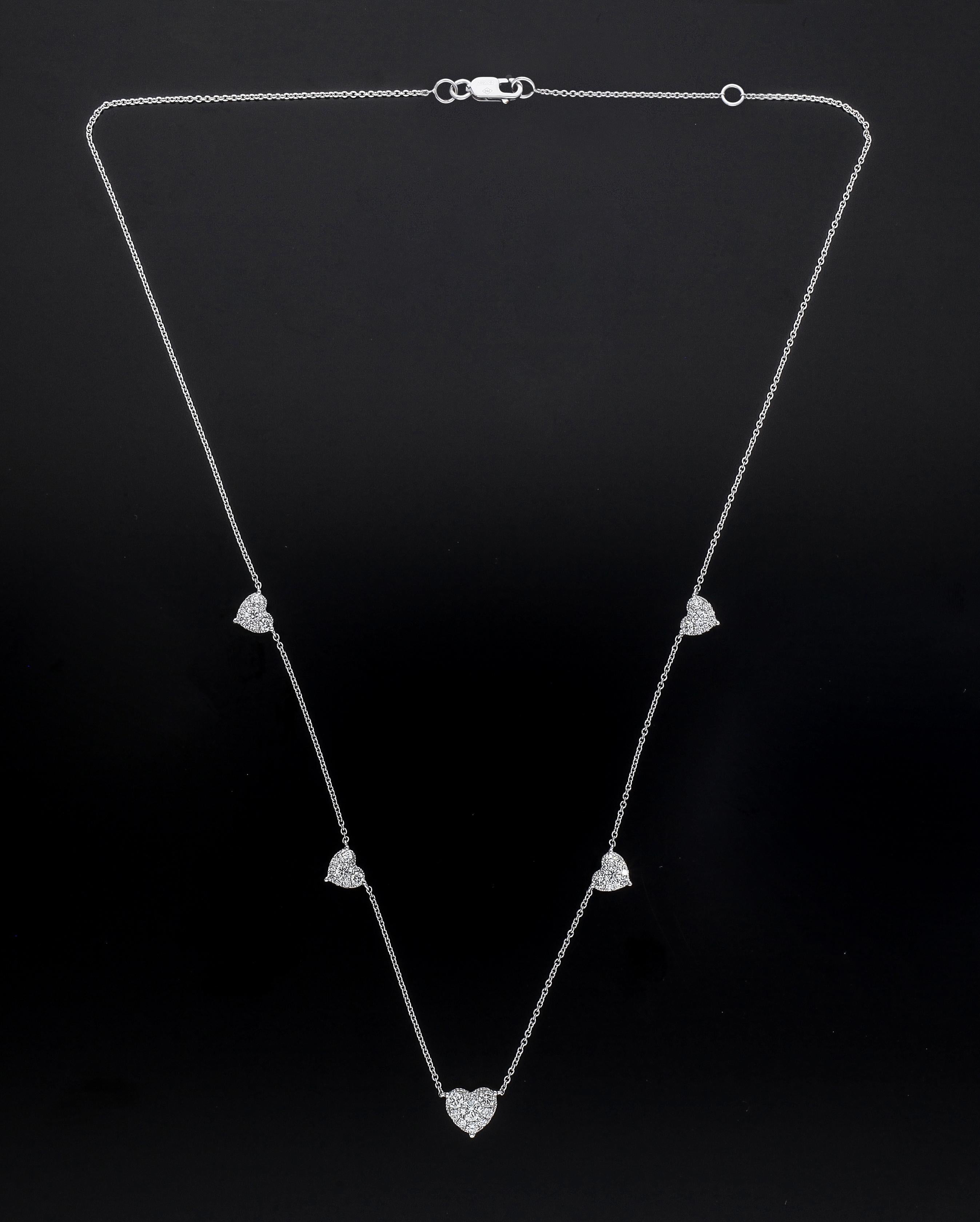 Chaîne collier en or blanc 18 carats avec cinq pendentifs en forme de cœur et diamants en vente 5