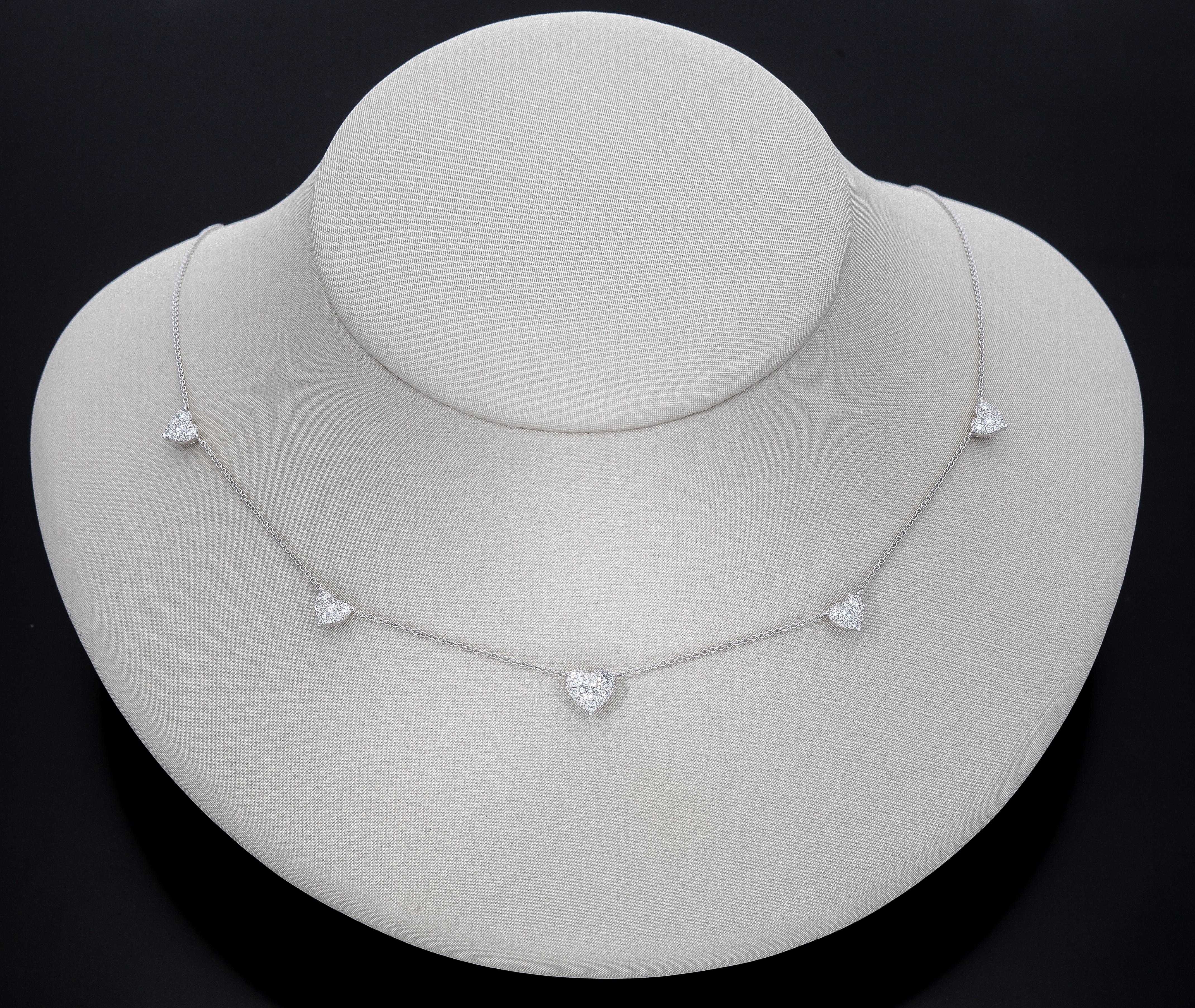Chaîne collier en or blanc 18 carats avec cinq pendentifs en forme de cœur et diamants en vente 6