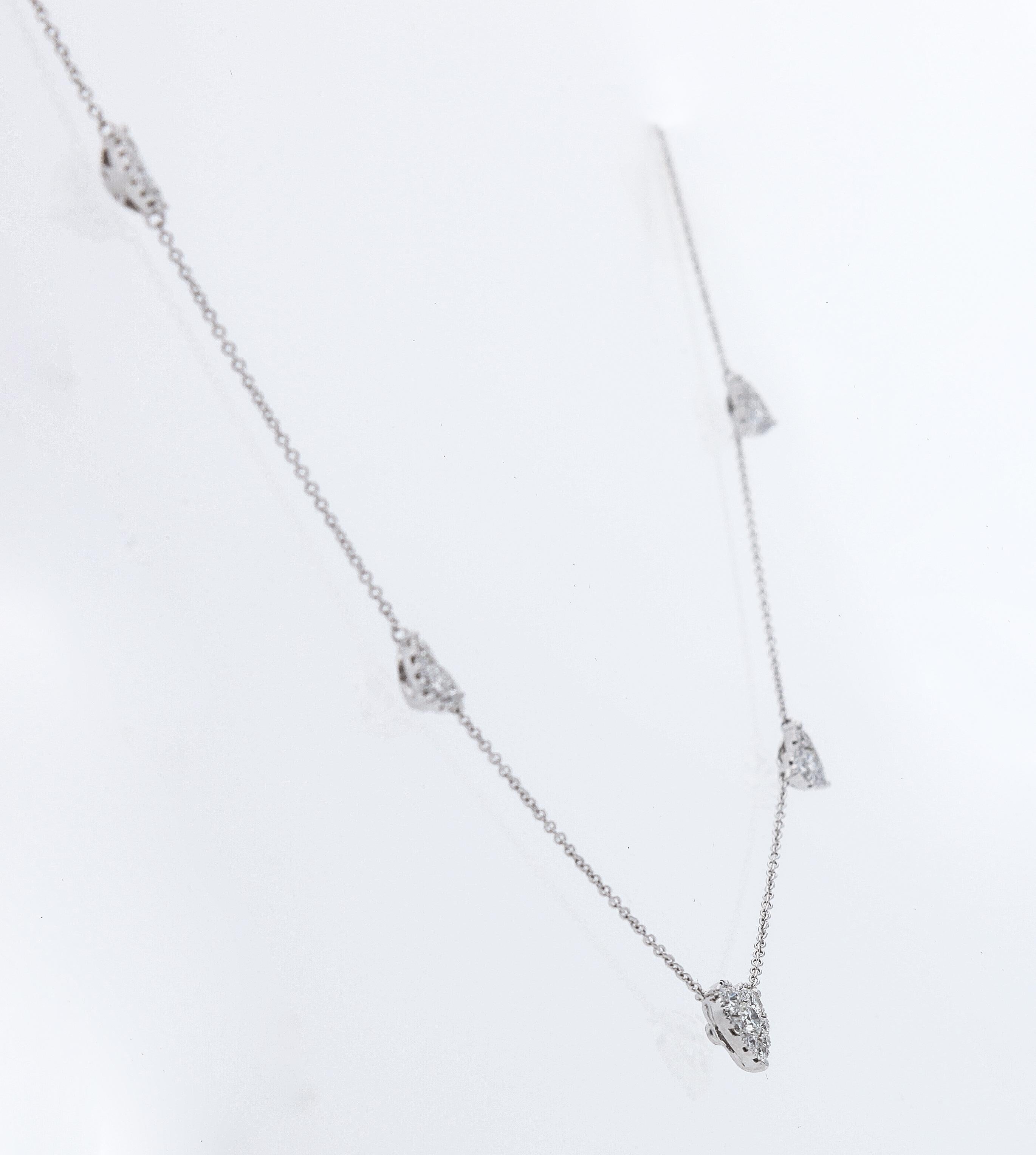 Moderne Chaîne collier en or blanc 18 carats avec cinq pendentifs en forme de cœur et diamants en vente