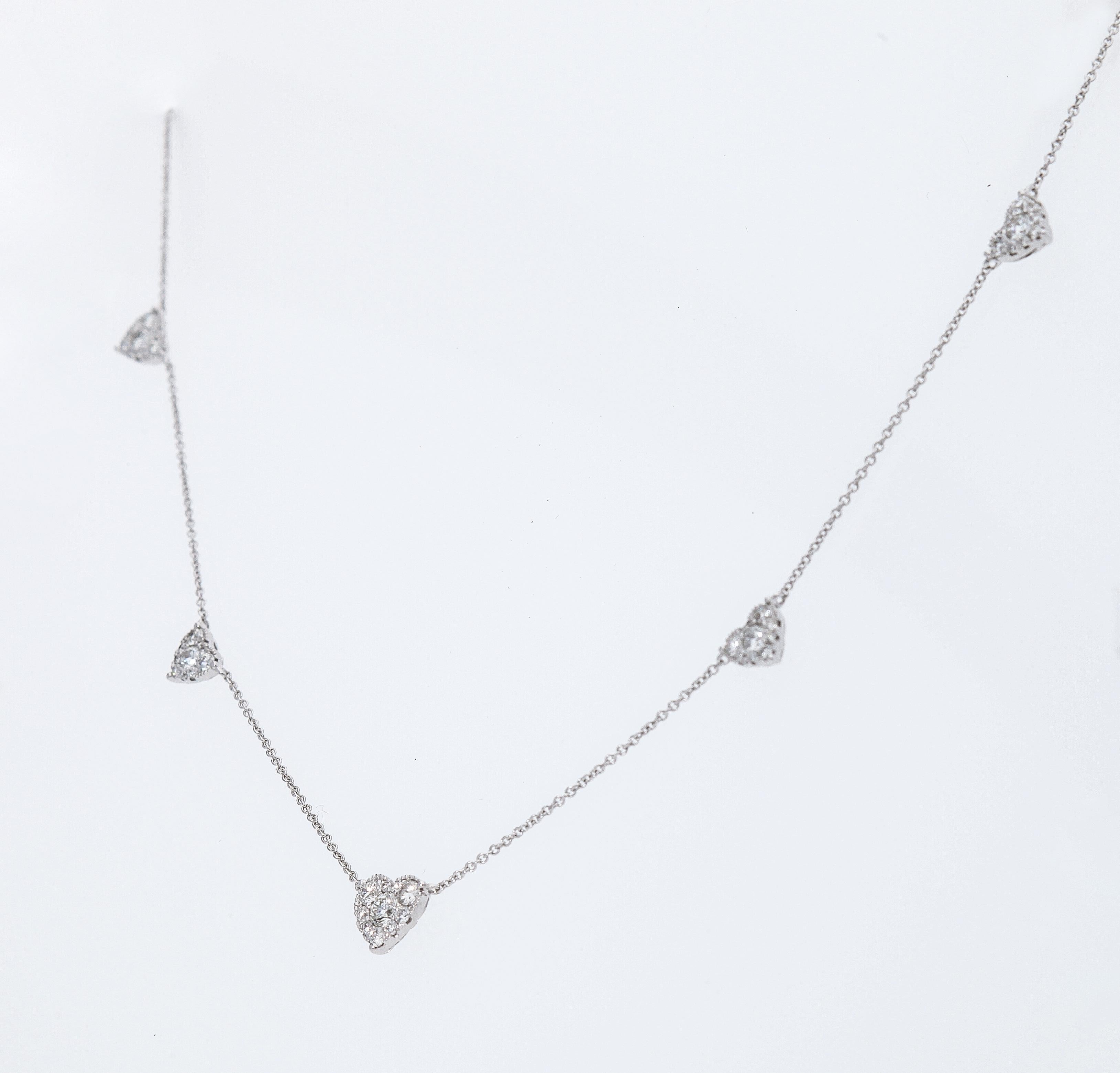 Taille ronde Chaîne collier en or blanc 18 carats avec cinq pendentifs en forme de cœur et diamants en vente