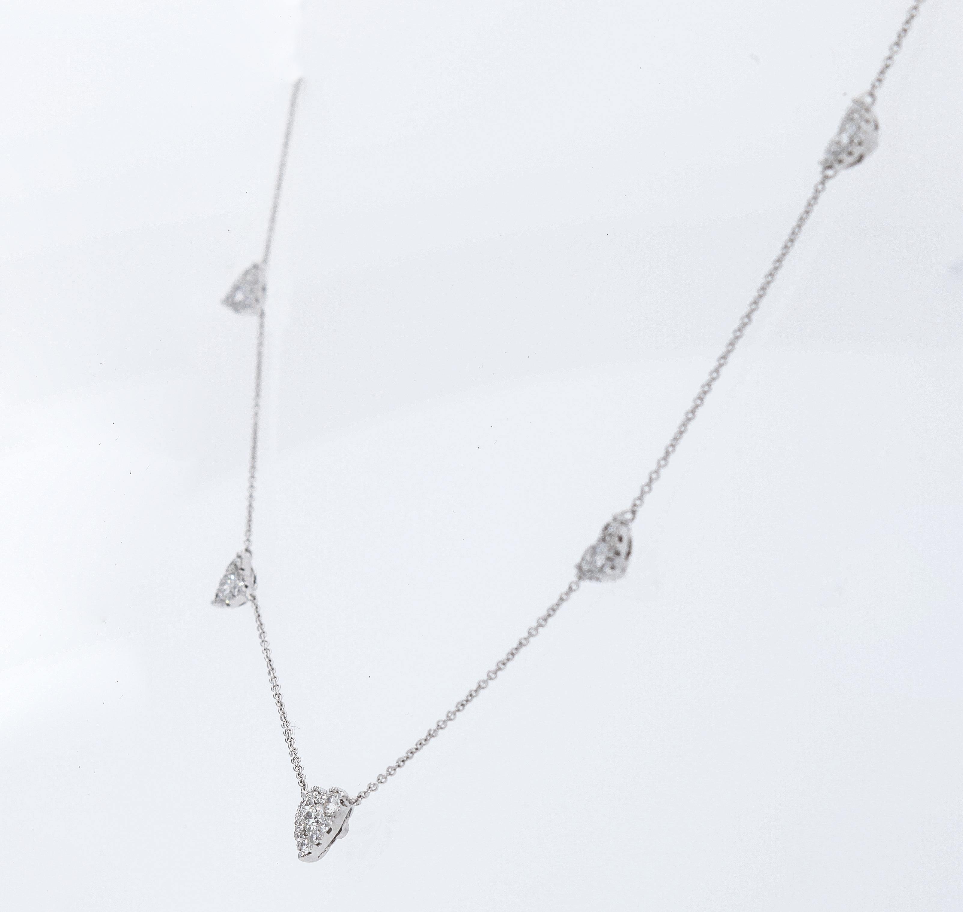 Chaîne collier en or blanc 18 carats avec cinq pendentifs en forme de cœur et diamants Neuf - En vente à Rome, IT
