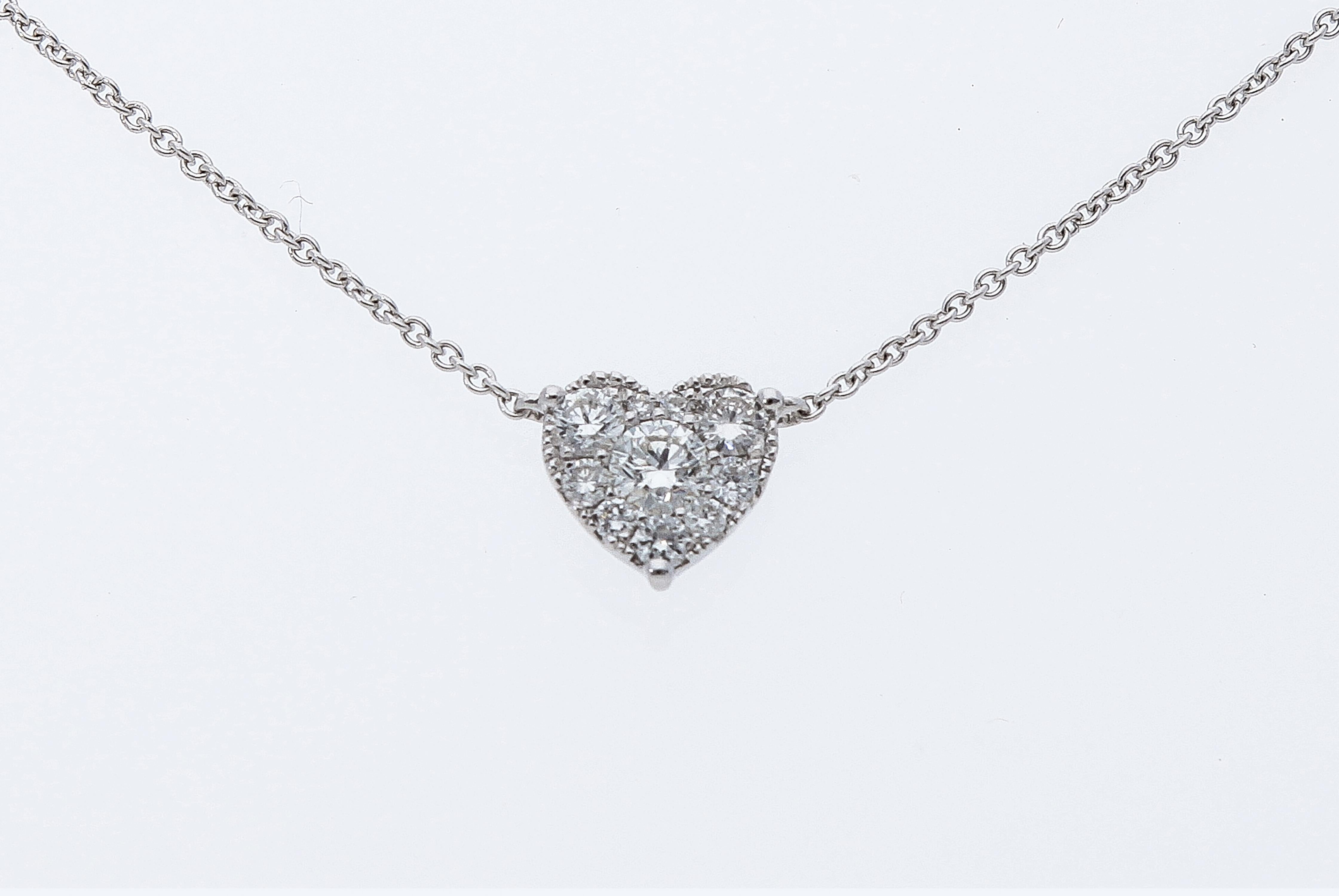 Chaîne collier en or blanc 18 carats avec cinq pendentifs en forme de cœur et diamants en vente 1