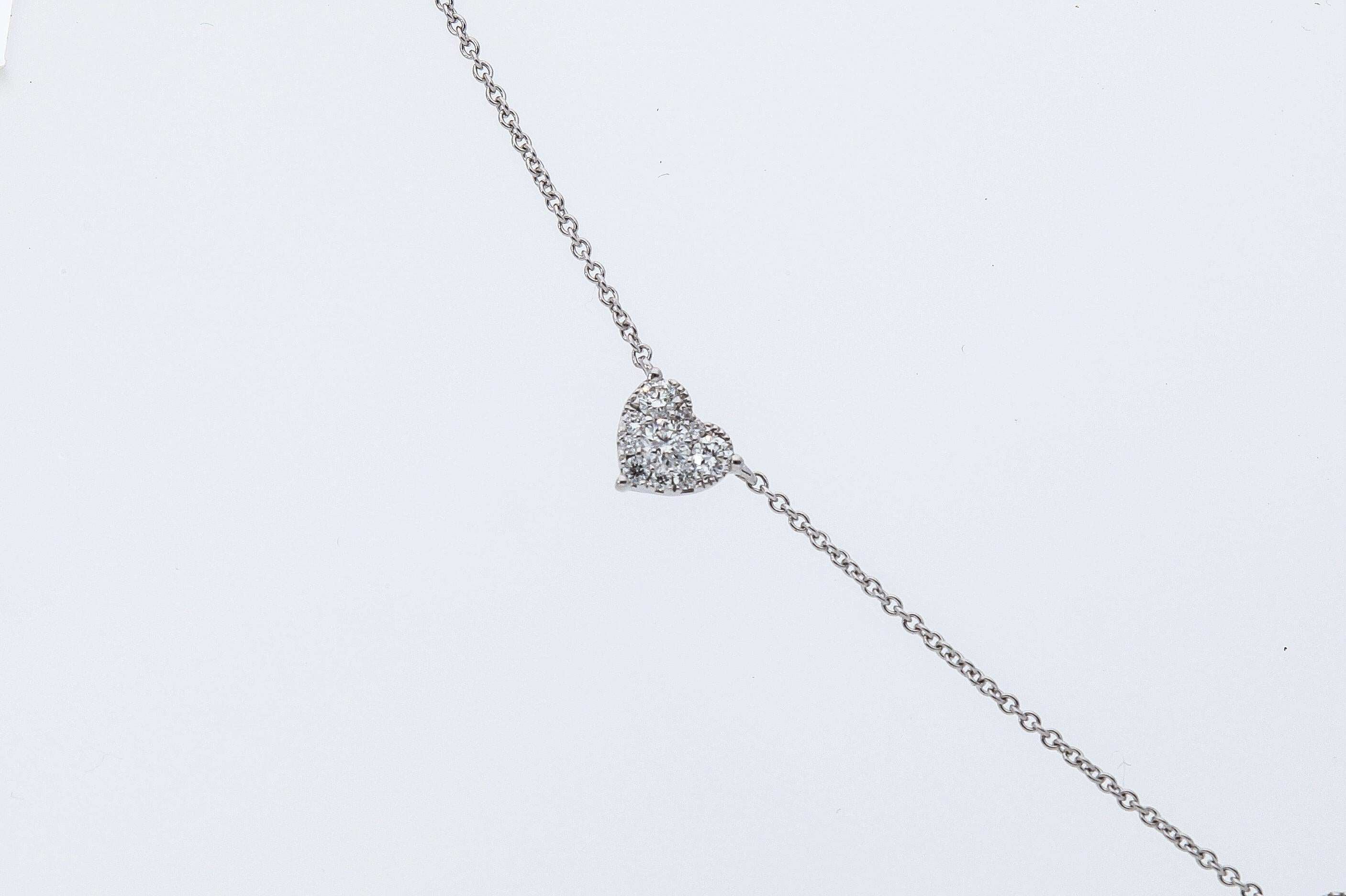 Chaîne collier en or blanc 18 carats avec cinq pendentifs en forme de cœur et diamants en vente 2