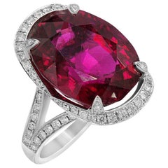 Grande bague élaborée en or blanc 18 carats, grenat, rhodolite et diamant