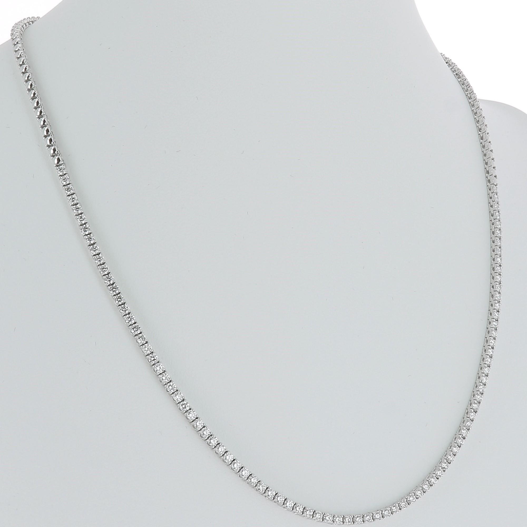 Contemporary  2, 65 carats GVS Diamond Riviera 18 Karat White Gold Tennis Line Necklace For Sale