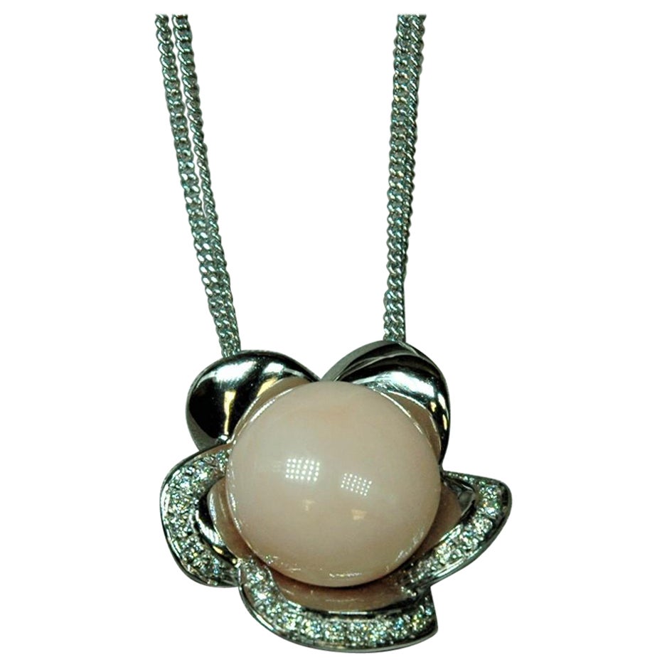 Or blanc 18 carats Collier à double chaîne avec fleur centrale en corail rose et diamants en vente