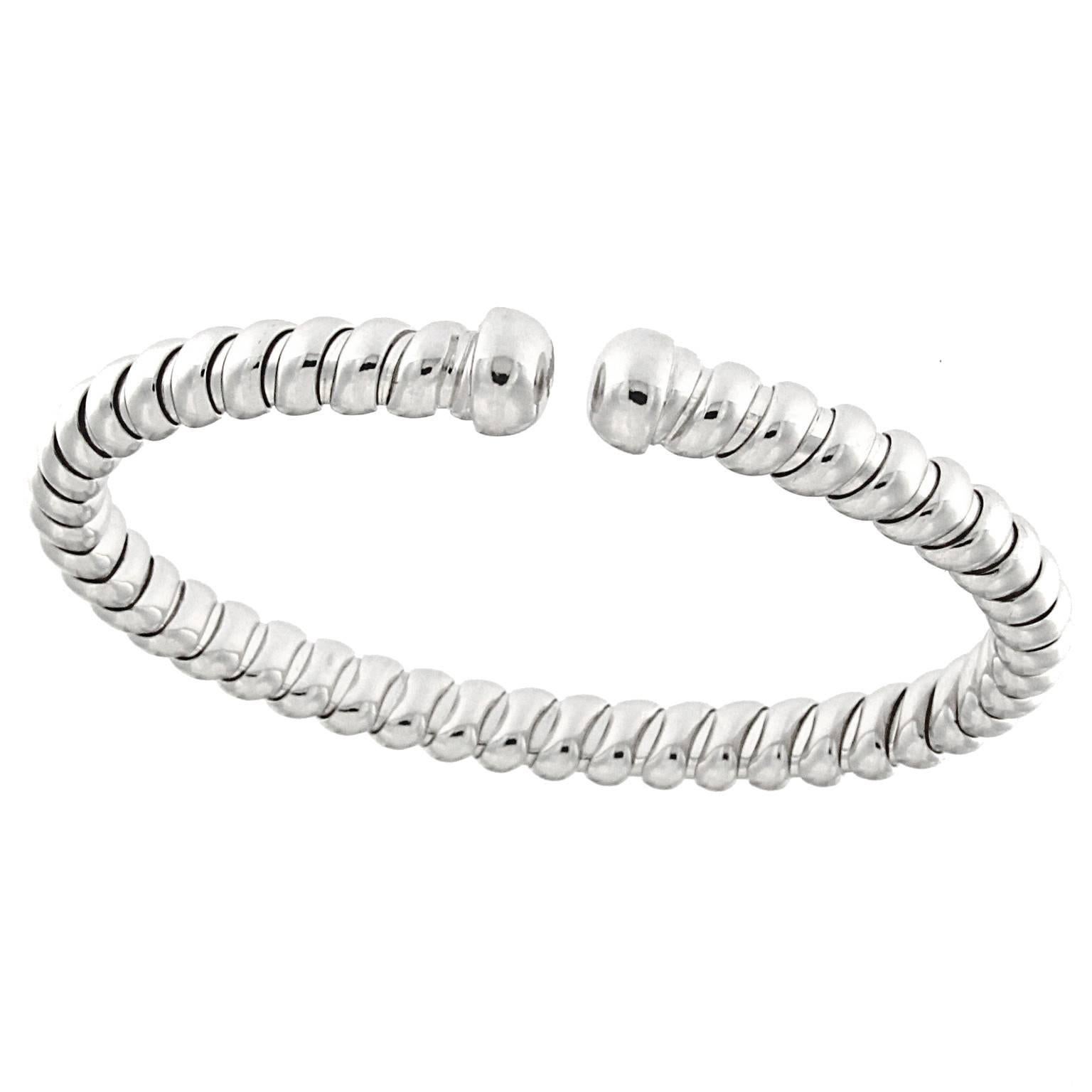 Bracelet en or blanc composé de tubogas. Forgé sur un gabarit qui reproduit parfaitement la forme du poignet. Au porter, il s'étire grâce au ressort en or blanc qui se trouve à l'intérieur
Le poids total de l'or est de 25,70 GR.
Timbre 750 10 MI 

