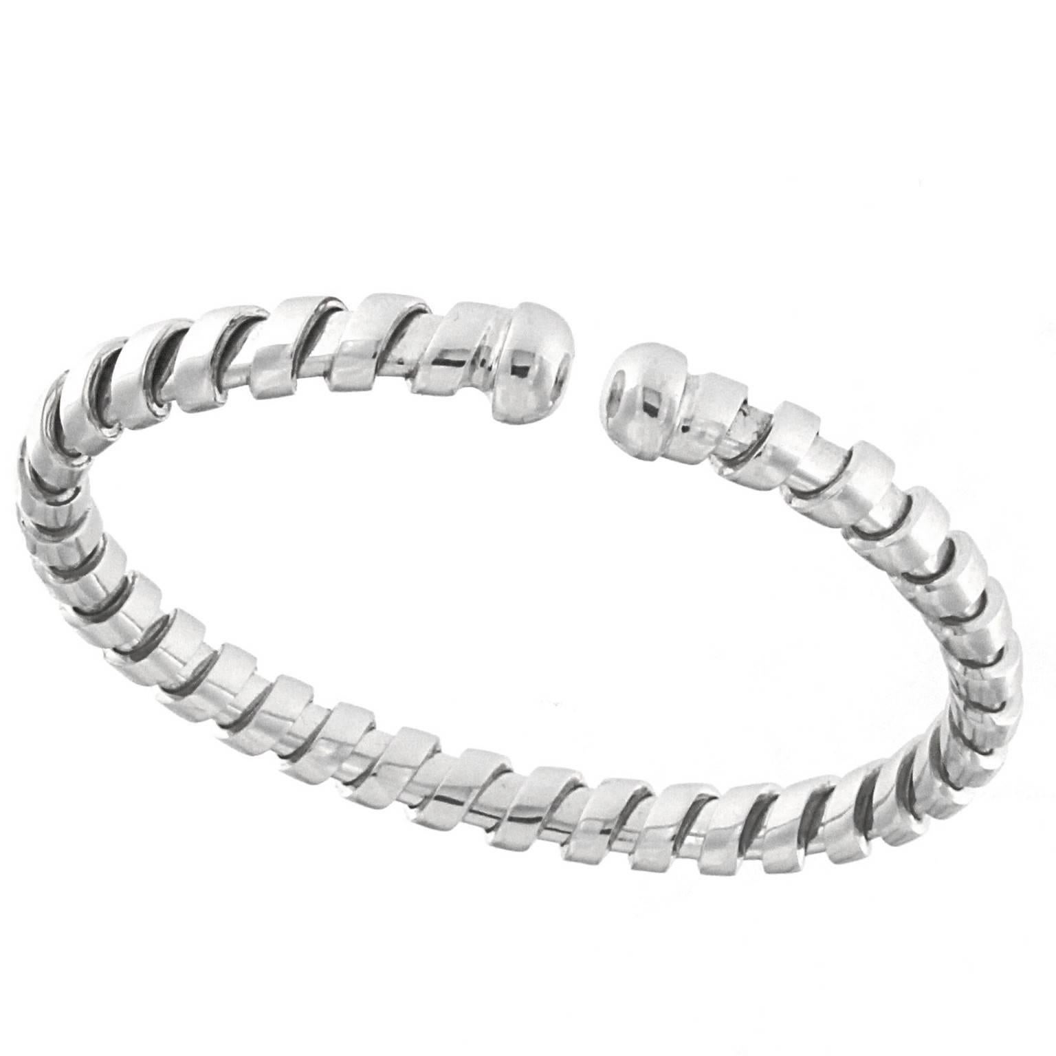 White gold bracelet made of tubogas. Forged on a template that reproduces the wrist fits perfectly. To wear it stretches out thanks to the white gold spring that is inside it
The total weight of the gold is GR 28.60
Stamp 750 10 MI 

