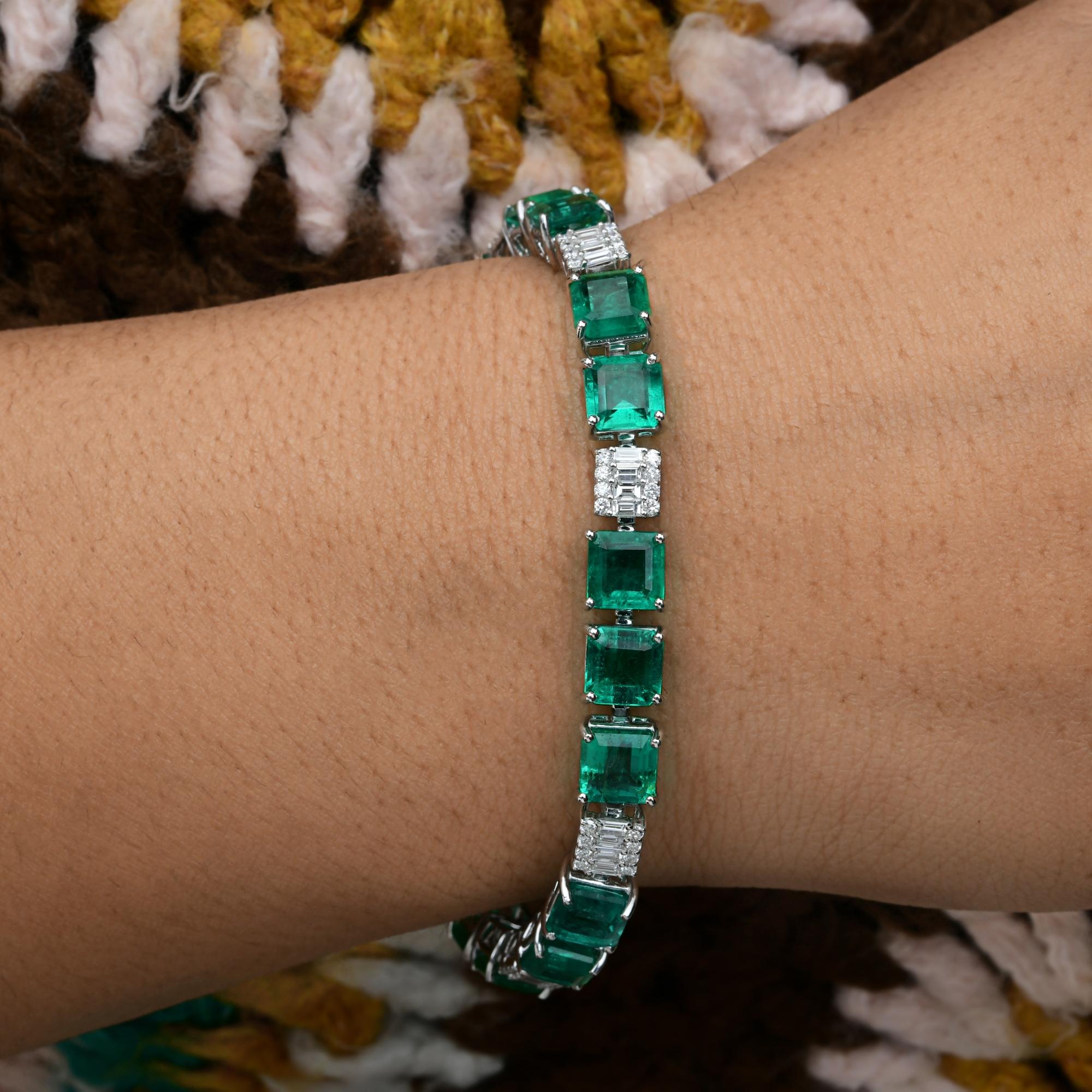 18K Weißgold 18,86 Karat sambischer Smaragd SI/H Diamant Armband für Hochzeit
Das Design wechselt zwischen Edelsteinen im Smaragdschliff und quadratischen Diamantclustern. Dieses Armband präsentiert eine luxuriöse und königliche Kombination aus