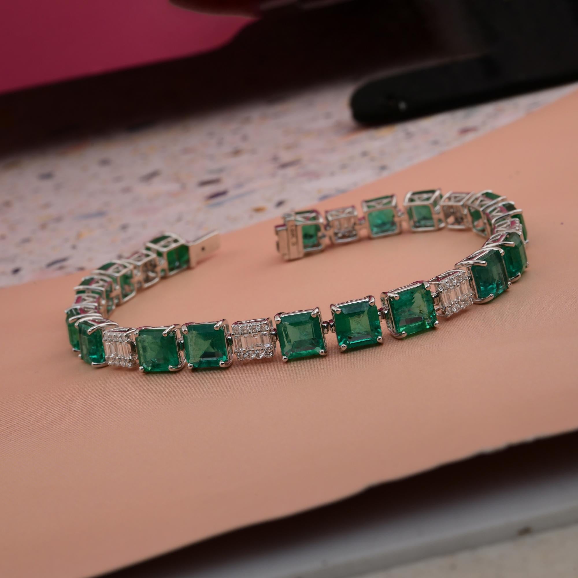 Weißgold 18,86 Karat sambischer Smaragd SI/H Diamantarmband für Hochzeit (Smaragdschliff) im Angebot