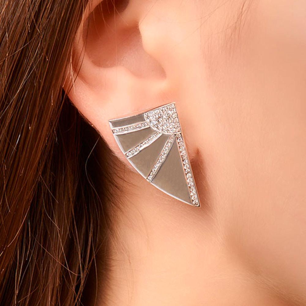 Inspired by flamenco dancers and Art Deco, the Carmen earrings feature a geometric design. They are in gold, set with small diamonds encrusted in lines. 

Design by the creator Valérie Danenberg,
Handmade in our workshops.

Mounting :
Average weight
