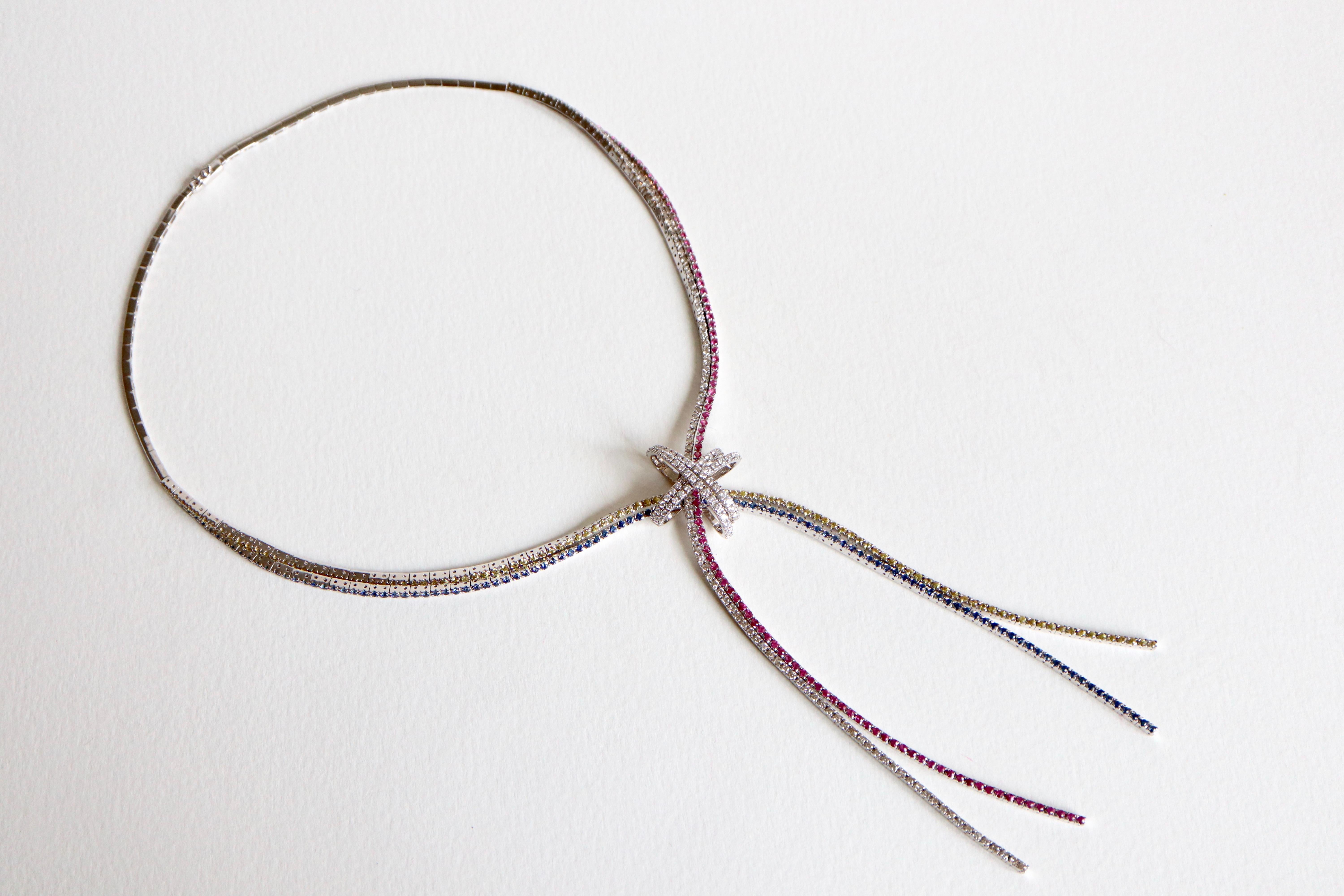 Collana flessibile articolata in oro bianco 18 carati composta da 4 file intrecciate trattenute da un motivo incrociato con 68 diamanti per un peso di 1,02 carati:
1 fila di 108 diamanti per un peso di 2,18 carati
1 fila con 107 zaffiri blu per un