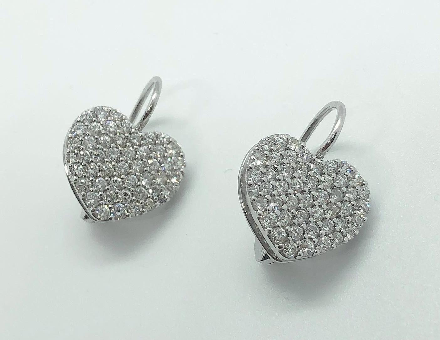 Elegant 18 carat white gold heart-shaped earrings studded with high quality diamonds of great brightness.
Traditional design jewel with a timeless charm.
The earrings contain:
- 90 natural diamonds, brilliant cut, color H, clarity VS1, total carats