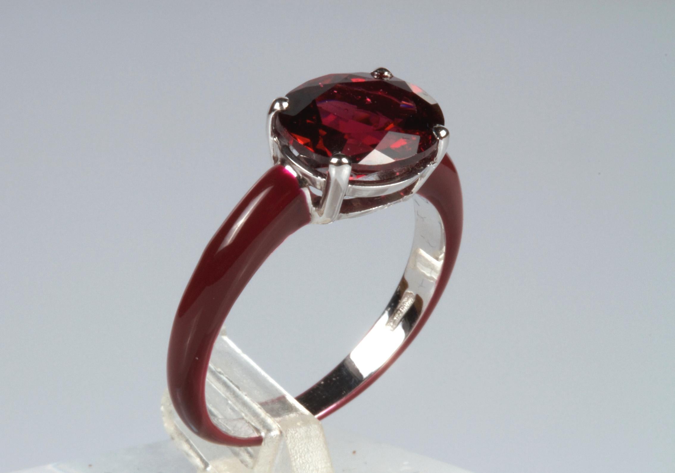 Elegant 18 karat white gold ring covered with red enamel and a beautiful oval garnet set in the center.
The ring is handmade by an Italian craftsman.
Garnet carat: 3.03
total weight: 3 grams
Size: 12 mm (inner diameter of the ring)
free size