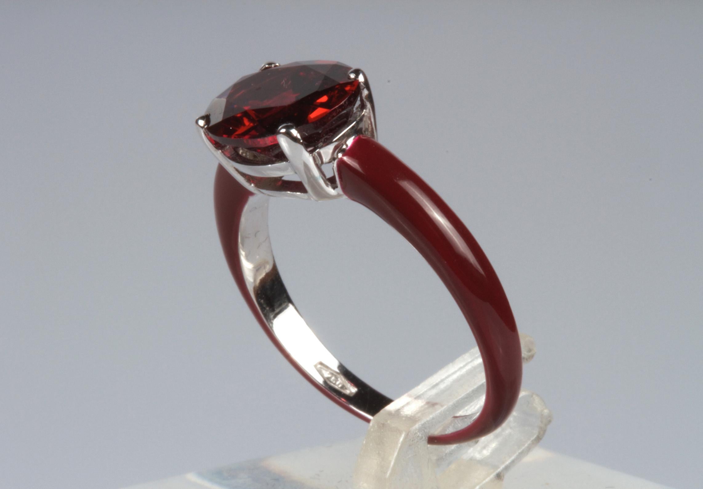 Oval Cut White Gold 18k Red Enamel and 3.03 Carat Oval Garnet Ring For Sale