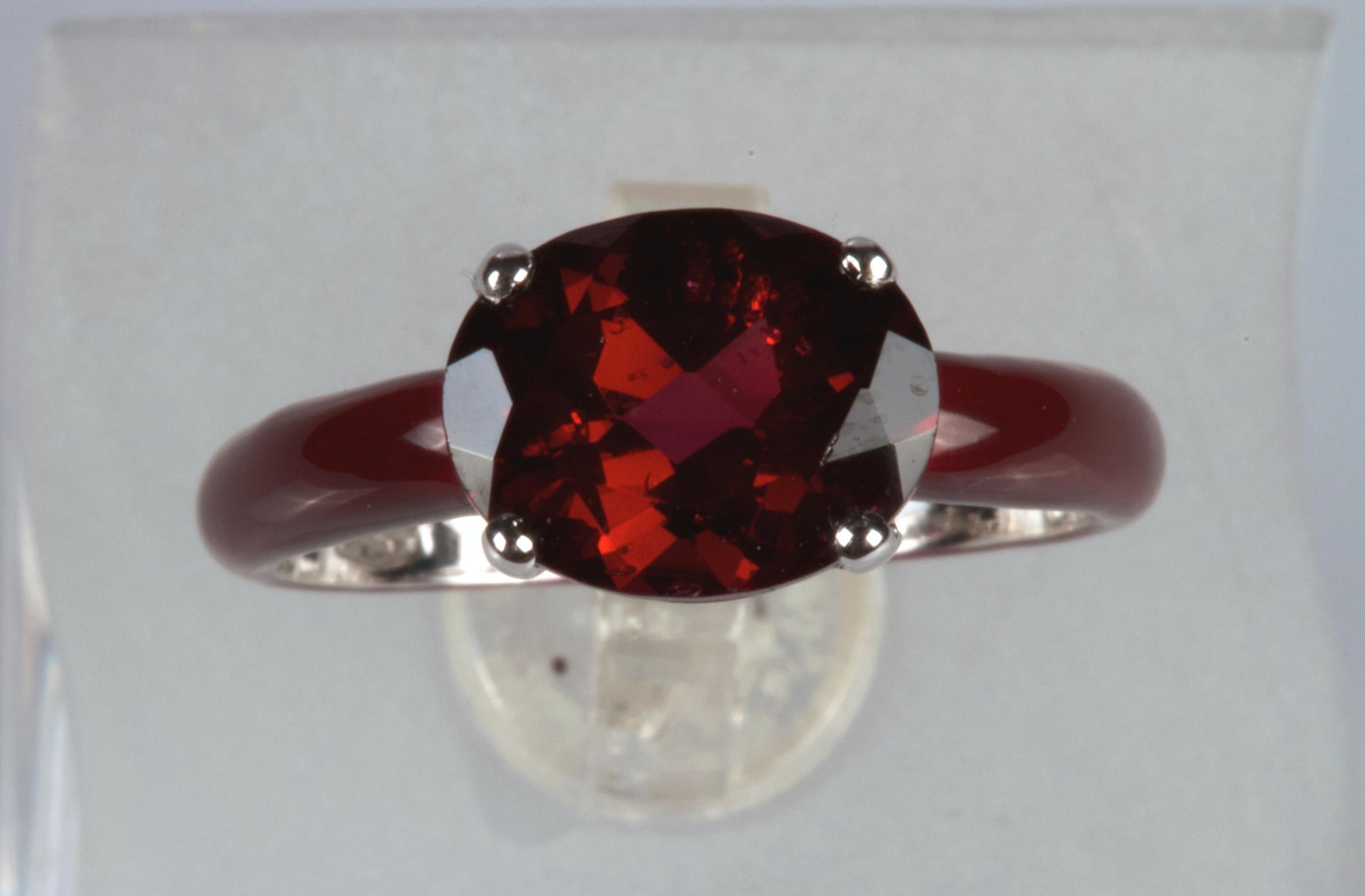 White Gold 18k Red Enamel and 3.03 Carat Oval Garnet Ring In New Condition For Sale In Rome, IT